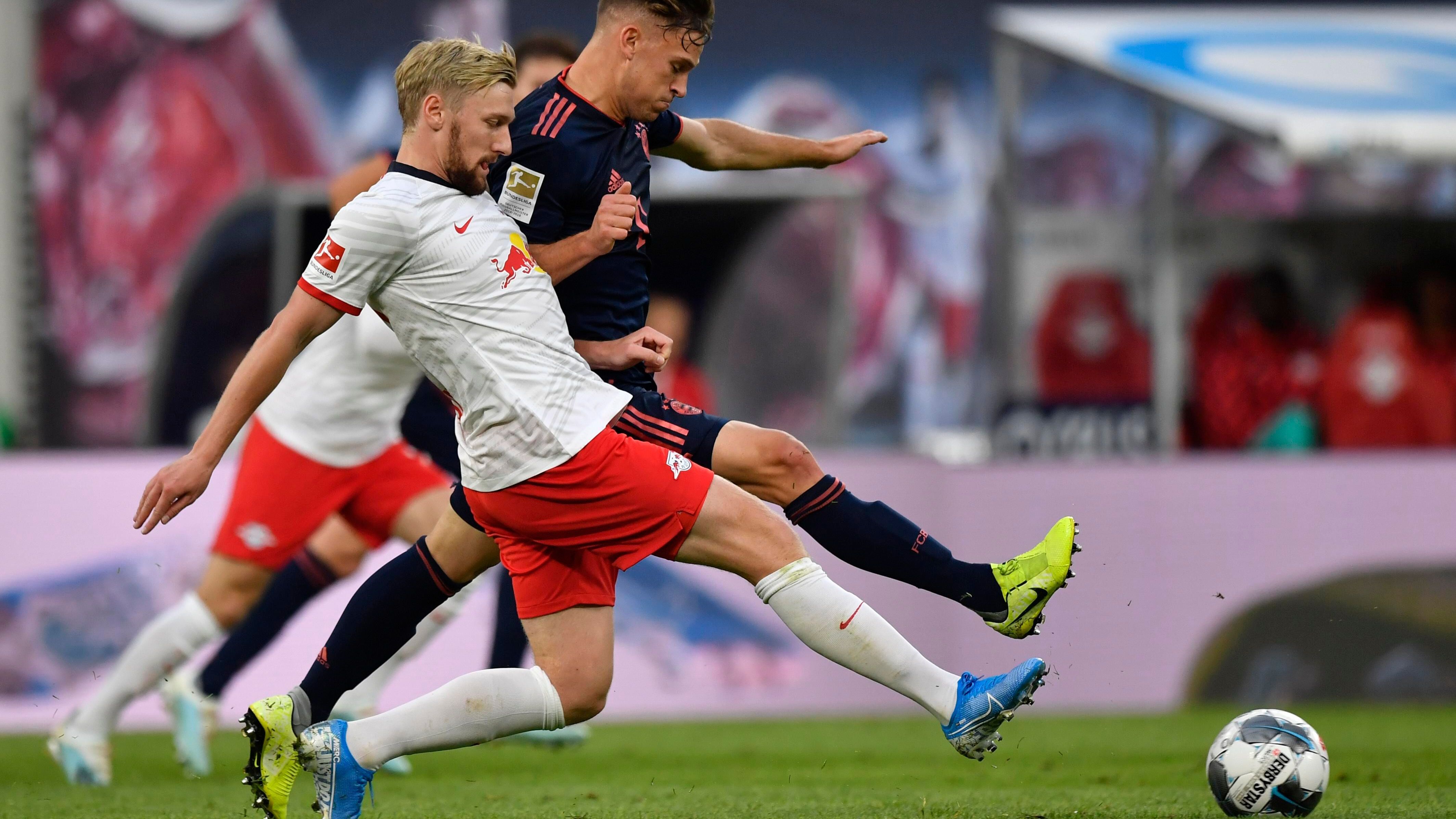 <strong>Saison 2019/2020</strong><br>In der darauffolgenden Saison soll Kimmich (r.) endlich erlöst werden. Er darf die ungeliebte rechte Abwehrseite hinter sich lassen und ins Zentrum rücken. Denn die Bayern haben nun einen echten Rechtsverteidiger geholt.