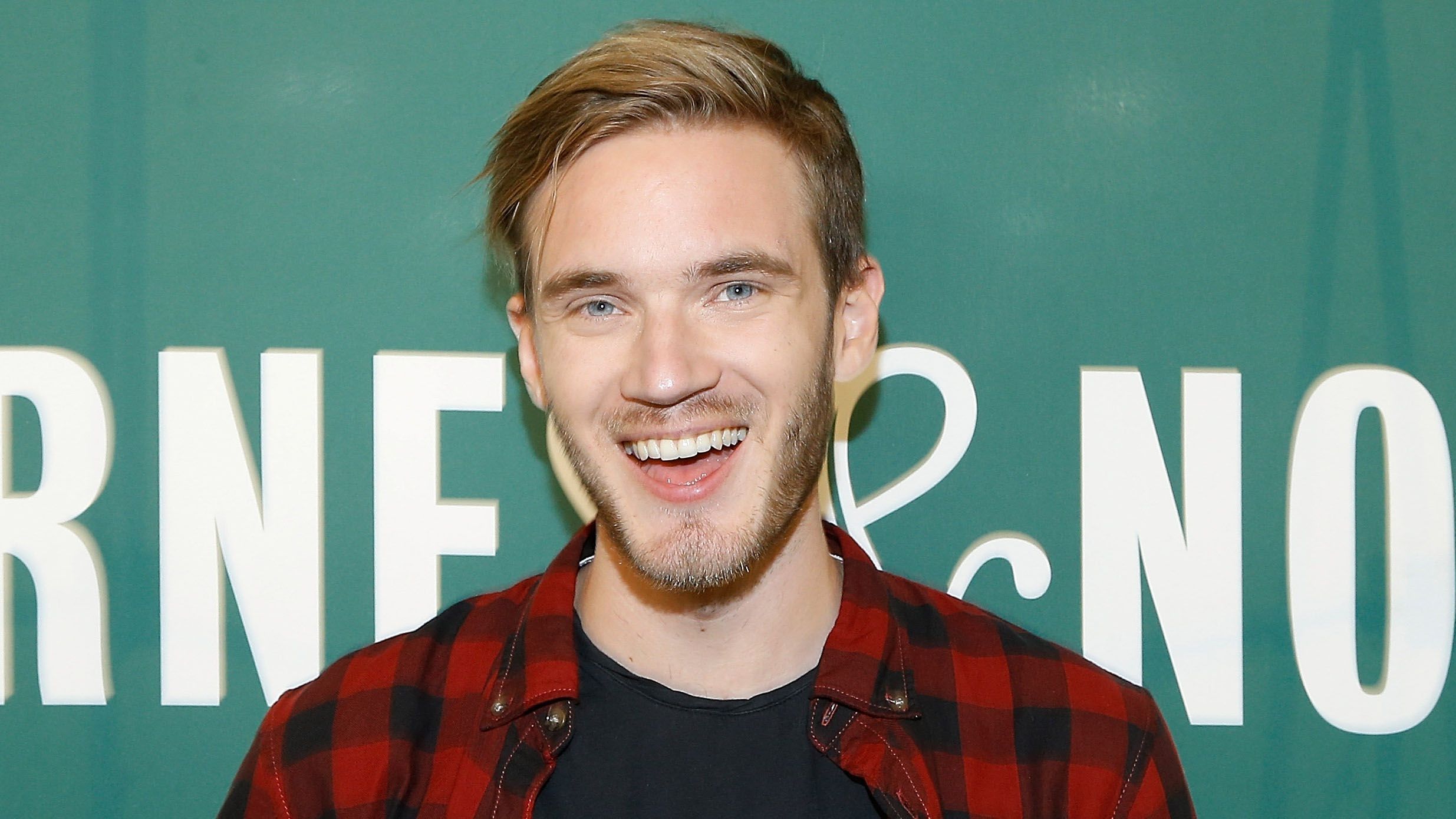 
                <strong>#2 Felix Kjellberg (PewDiePie)</strong><br>
                Einnahmen: 15 Millionen US-Dollar
              