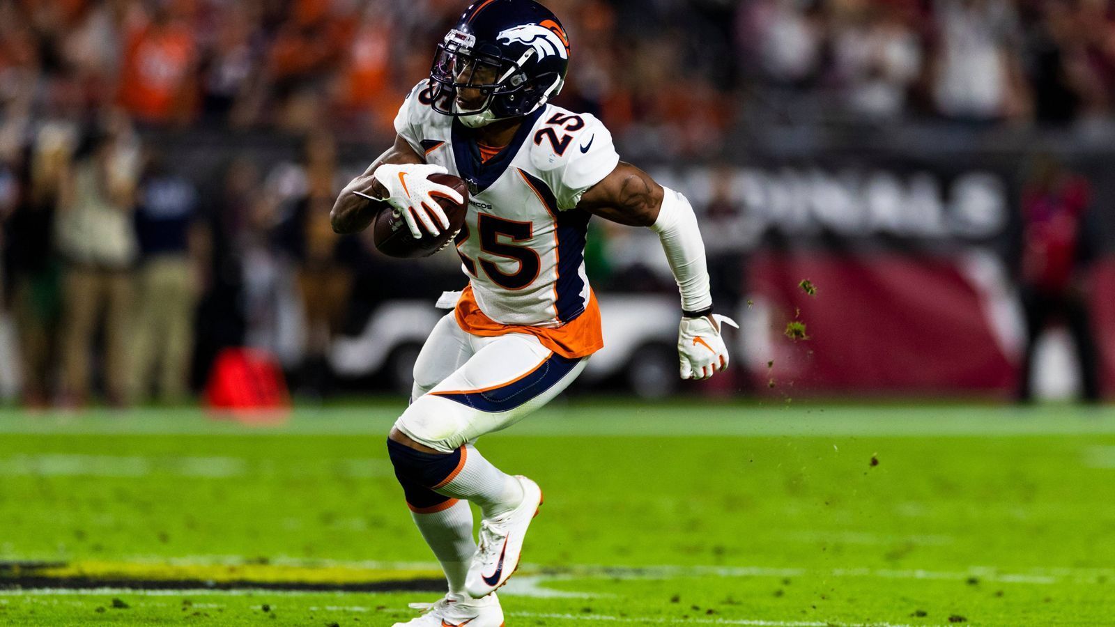 
                <strong>Chris Harris</strong><br>
                Eine Einladung zu einem Training der Denver Broncos im Jahr 2011 führte Chris Harris Jr. in die NFL. Trotz seiner Körpergröße von nur 1,78 Meter zählt er zu den besten Cornerbacks der Liga. 2015 gewann er mit den Broncos den Super Bowl 50 - als Teil der unglaublich guten Broncos-Defense. Vier Mal stand er im Pro Bowl.
              