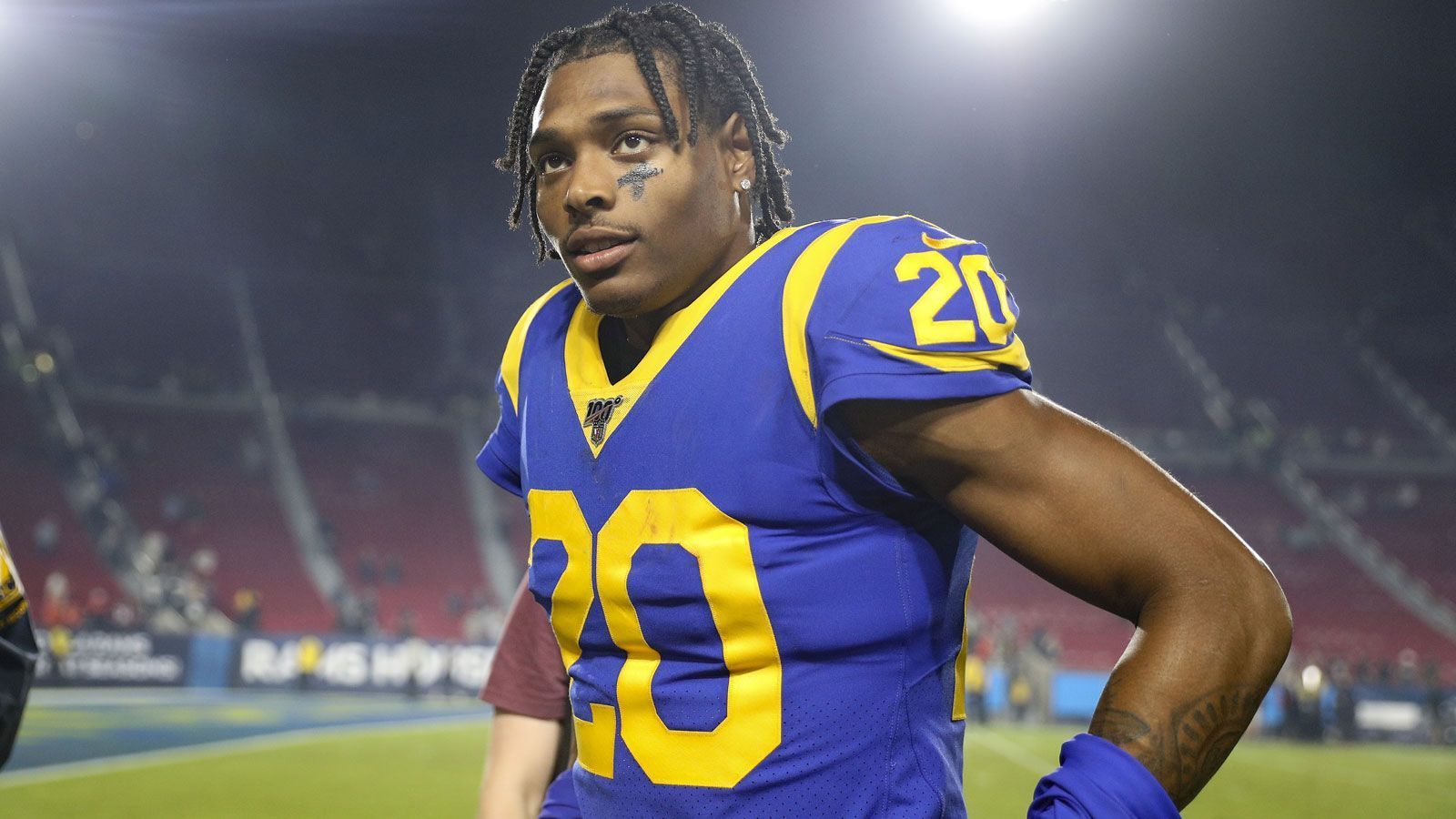 
                <strong>Jalen Ramsey (Los Angeles Rams)</strong><br>
                Einen Gefallen hat sich Jalen Ramsey im vergangenen Jahr mit dem provozierten Trade von den Jacksonville Jaguars zu den Los Angeles Rams noch nicht getan. Im Tausch für einen First Rounder 2020 sowie einen First und einen Fourth Rounder 2021 zog der Cornerback von Florida nach Kalifornien, wo der Einzug in die Playoffs mit dem NFC-Champion von 2018 prompt verpasst wurde. Auch seine Stats von 33 Tackles, vier verteidigten Pässen, einer Interception und einem Forced Fumble waren für Ramseys Verhältnisse kein Grund zum Jauchzen. 2020 muss sich der dreimalige Pro Bowler für einen neuen Vertrag empfehlen. Der Rookie-Kontrakt brachte dem fünften Pick des Draft 2016 in vier Jahren 23,351 Millionen US-Dollar ein, vorerst spielt er noch unter der noch von den "Jags" gezogenen Fifth Year Option, die Ramsey 13,7 Millionen US-Dollar auf das Konto spült.
              