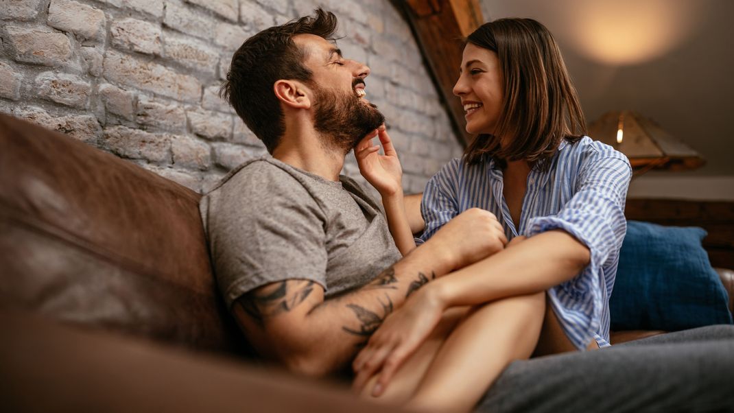 Kuschelstunden auf dem Sofa oder wilde Partynächte? Wie du erkennst, was dein:e Liebste:r in einer Beziehung braucht.