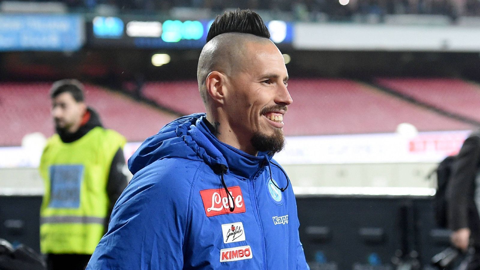 
                <strong>Marek Hamsik</strong><br>
                Wenige Spieler sind so innig mit der Societa Sportiva Calcio Napoli verbunden wie der slowakische Rekordnationalspieler mit dem Iro. Vielen Verlockungen von Topklubs zum Trotz blieb er zwischen 2007 und 2018 für zwölf Saisons elementarer Teil der Azzurri.
              