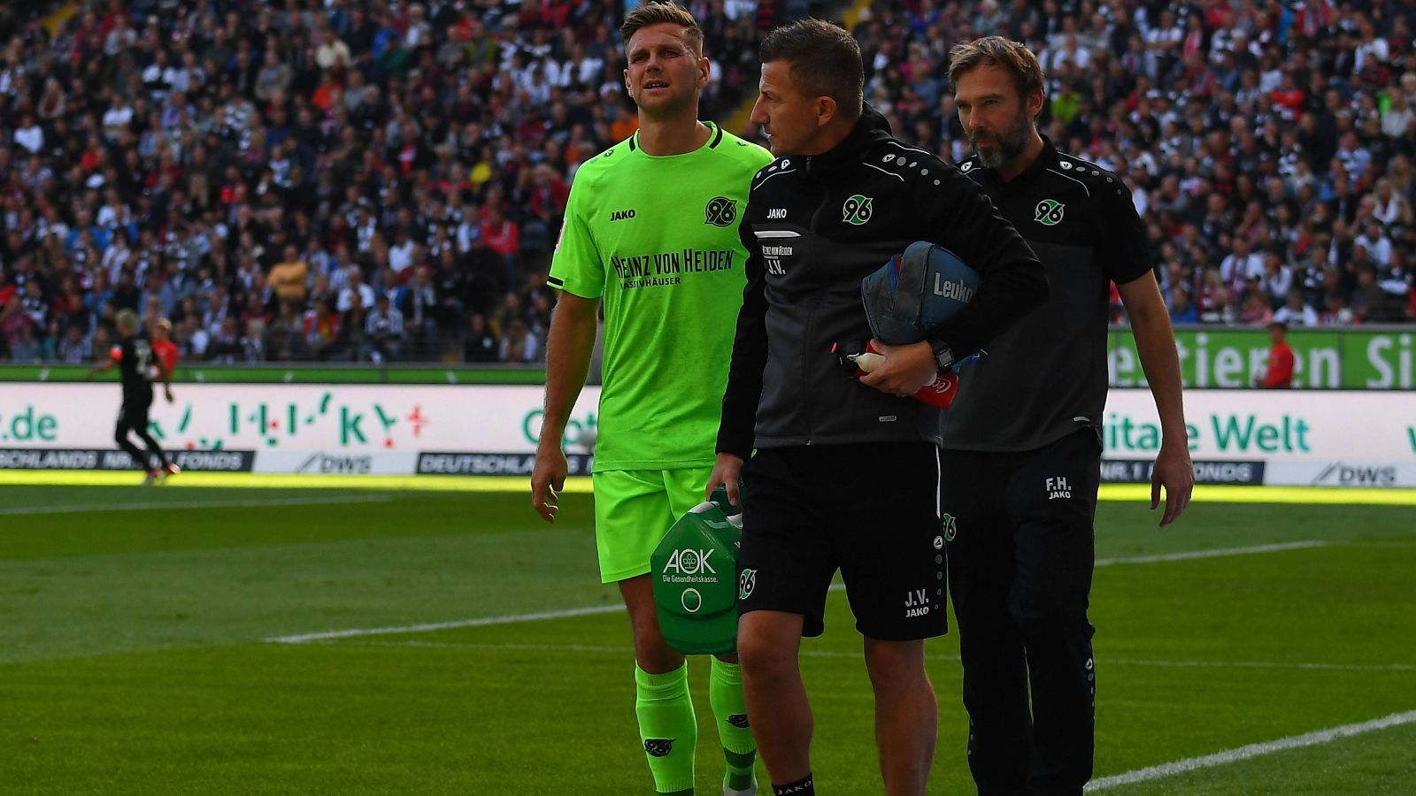 
                <strong>Im Blickfeld von Jogi: Knorpelschaden bremst Füllkrug aus</strong><br>
                Nach dem WM-Debakel 2018 wird beim DFB alles hinterfragt. Auch die Debatte um den nicht vorhandenen Mittelstürmer nimmt Fahrt auf. Dabei wird auch Niclas Füllkrugs Name genannt. Bevor er jedoch eine Chance in der Nationalelf bekommt, bremst ihn ein Knorpelschaden zum Ende der Hinrunde aus. Füllkrug bringt es nur noch auf vier Minuten Einsatzzeit beim späteren Absteiger Hannover.
              