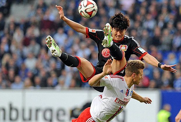 
                <strong>Hamburger SV vs. Bayer Leverkusen - das neue Hass-Duell der Bundesliga</strong><br>
                Sitzfußball in Hamburg: Der ehemalige Hamburger Heung-Min Son versucht mit allen Mitteln, an den Ball zu kommen. Dafür setzt er sich auch mal auf den Rücken von Matthias Ostrzolek.
              