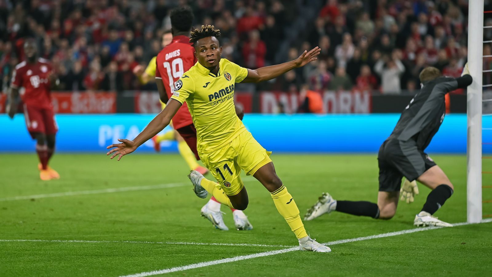 
                <strong>Aus in der Champions League gegen Villarreal</strong><br>
                Fast so überraschend wie die Pleite in Bochum kam das Champions-League-Aus im Viertelfinale gegen den FC Villarreal. Nach einer 0:1-Niederlage im Hinspiel in Spanien sorgte ein 1:1 im Rückspiel für das recht frühe Ausscheiden des deutschen Rekordmeisters. "Manchmal, wenn du in die Luft spuckst, fällt es dir ins Gesicht", bilanzierte der Spanier Dani Parejo angesichts einer vermeintlichen Respektlosigkeit von Nagelsmann im Vorfeld der Partien. Unter anderem der Bayern-Coach soll nach der Auslosung noch von einem vermeintlich einfachen Los gesprochen haben, so der Vorwurf.
              