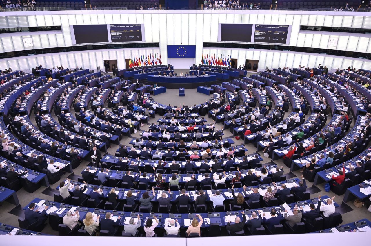 Europäisches Parlament (EP): Das EP hat seinen Hauptsitz im französischen Straßburg. Es besteht aus 705 Mitgliedern - 704 Abgeordnete aus allen EU-Ländern sowie ein:e Parlaments-Präsident:in. Es arbeitet Rechtsvorschriften aus, nimmt neue Gesetze an, plant den EU-Haushalt mit und überwacht die exekutiven EU-Organe. Alle fünf Jahre können EU-Bürger:innen die Parlaments-Mitglieder neu wählen. Damit ist das EP das einzige vom Vo