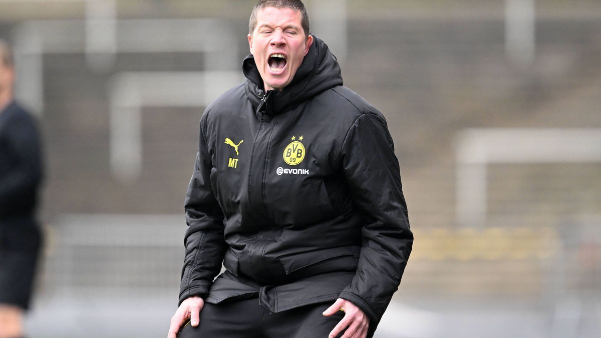 U19 DFB Nachwuchsliga - Borussia Dortmund U19 - 1. FC Berlin U19 am 30.03.2025 im Stadion Rote Erde in Dortmund Trainer Mike Tullberg (Dortmund) unzufrieden, enttäuscht, enttaeuscht, niedergeschlag...