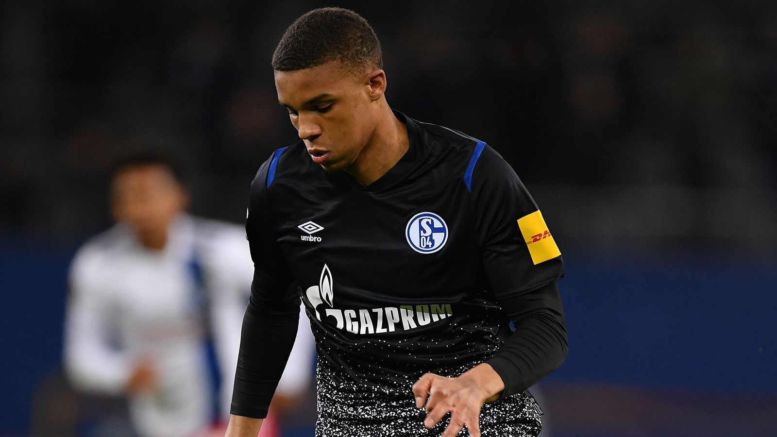 
                <strong>Malick Thiaw (Schalke 04)</strong><br>
                Schalke will (und muss) in Zukunft vermehrt auf Spieler aus dem eigenen Nachwuchs setzen, da ist es gut, wenn die Knappenschmiede Talente wie Malick Thiaw hervorbringt. Der 1,91 Meter große Innenverteidiger bringt alles mit, um sich in der Bundesliga zu behaupten und wurde gerade erst von Schalke mit einem Profivertrag bis 2024 ausgestattet. Der Vater des 18-Jährigen stammt aus dem Senegal, die Mutter aus Finnland. Geboren wurde er aber in Düsseldorf. Bisher wurde er viermal in der Bundesliga eingewechselt.
              