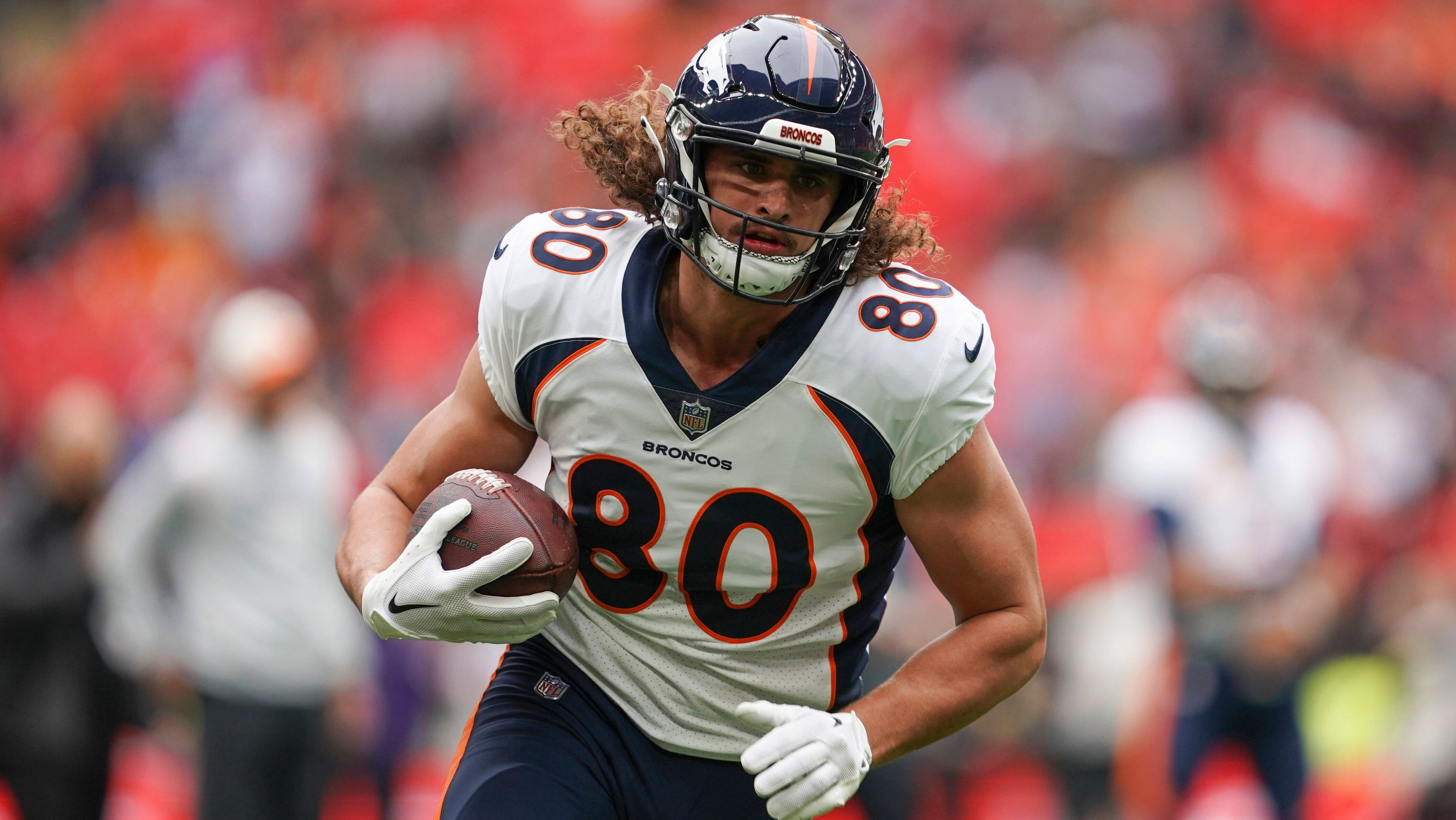 
                <strong>AFC West: Denver Broncos - Tight End Greg Dulcich</strong><br>
                Jahr eins unter Quarterback Russell Wilson in Denver war zum Vergessen, mehr gibt es dazu nicht zu sagen. Unter dem neuen Head Coach Sean Payton soll nun alles besser und die Franchise wieder Richtung Playoffs geführt werden. Mit Courtland Sutton, Jerry Jeudy und dem diesjährigen Zweitrundenpick Marvin Mims Jr. stehen hochkarätige Wide Receiver im Roster, die das Potenzial haben, gegnerische Defenses vor arge Probleme zu stellen. Bekommen Coach Payton und Wilson die vorhandenen PS auch auf die Straße, schafft das auch Räume für weitere Spieler zur Entfaltung. Allen voran Tight End Greg Dulcich, dem Drittrundenpick aus dem Vorjahr. Eine Verletzung zu Beginn der Saison 2022 beschränkte ihn zwar auf nur zehn Spiele, dennoch stellte der 22-Jährige mit 33 Catches für 411 Yards und zwei Touchdowns bereits respektable Zahlen auf. In Anbetracht der wirklich üblen Performance der Offense unter Ex-Coach Nathaniel Hackett war dies ein echter Lichtblick. Dulcich ist ein beeindruckender Athlet, der mit seiner Größe und seinen starken Händen für reichlich Gefahr und Catches sorgen kann.
              