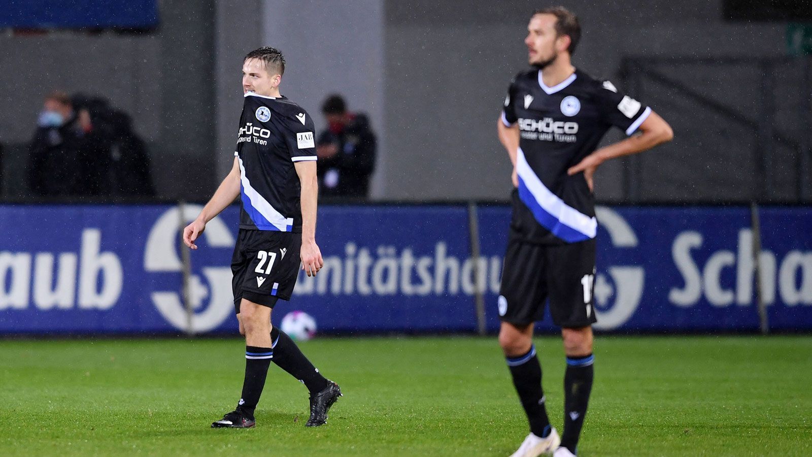 
                <strong>16. Platz: Arminia Bielefeld (19 Punkte)</strong><br>
                Mit dem Trainerwechsel von Uwe Neuhaus zu Frank Kramer stellte Arminia Bielefeld vergangene Woche die Weichen für die Zukunft. Schon am kommenden Mittwoch steht der 48-Jährige nach seinem Debüt beim 0:0 gegen Union Berlin vor einer entscheidenden Partie, wenn es im Nachholspiel zum Aufeinandertreffen mit dem SV Werder Bremen kommt. Nur zwei Punkte aus den vergangenen sechs Partien sprechen allerdings nicht für die Ostwestfalen - im Gegensatz zum Restprogramm. In Leverkusen, Leipzig und Stuttgart warten nur noch drei Mannschaften aus der oberen Tabellenhälfte auf die Arminia, die in der ersten Saisonhälfte vor allem gegen die Konkurrenten aus der Abstiegszone punktete.Abstiegswahrscheinlichkeit: 40%
              