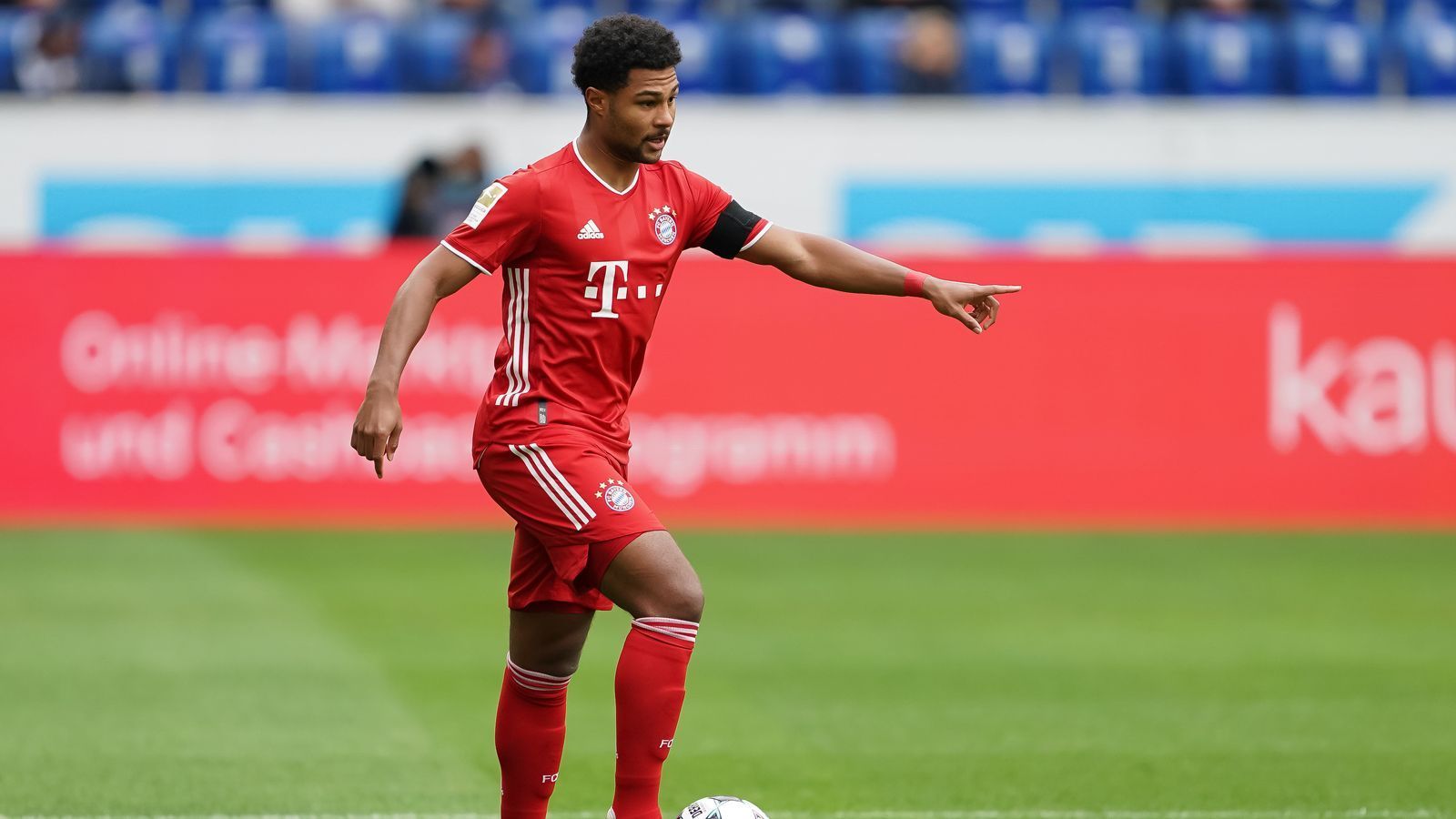 
                <strong>Serge Gnabry</strong><br>
                Wird früh in der zweiten Halbzeit für Coman eingewechselt ersetzt ihn 1-zu-1 auf der linke Seite. Braucht in der allgemeinen Münchner Schlendrian-Phase nach der Pause lange Zeit, um sich im Spiel zu zeigen. Wird dann bei einem Konter gut freigespielt und setzt Youngster Richards gut in Szene (81.). ran-Note: 3
              