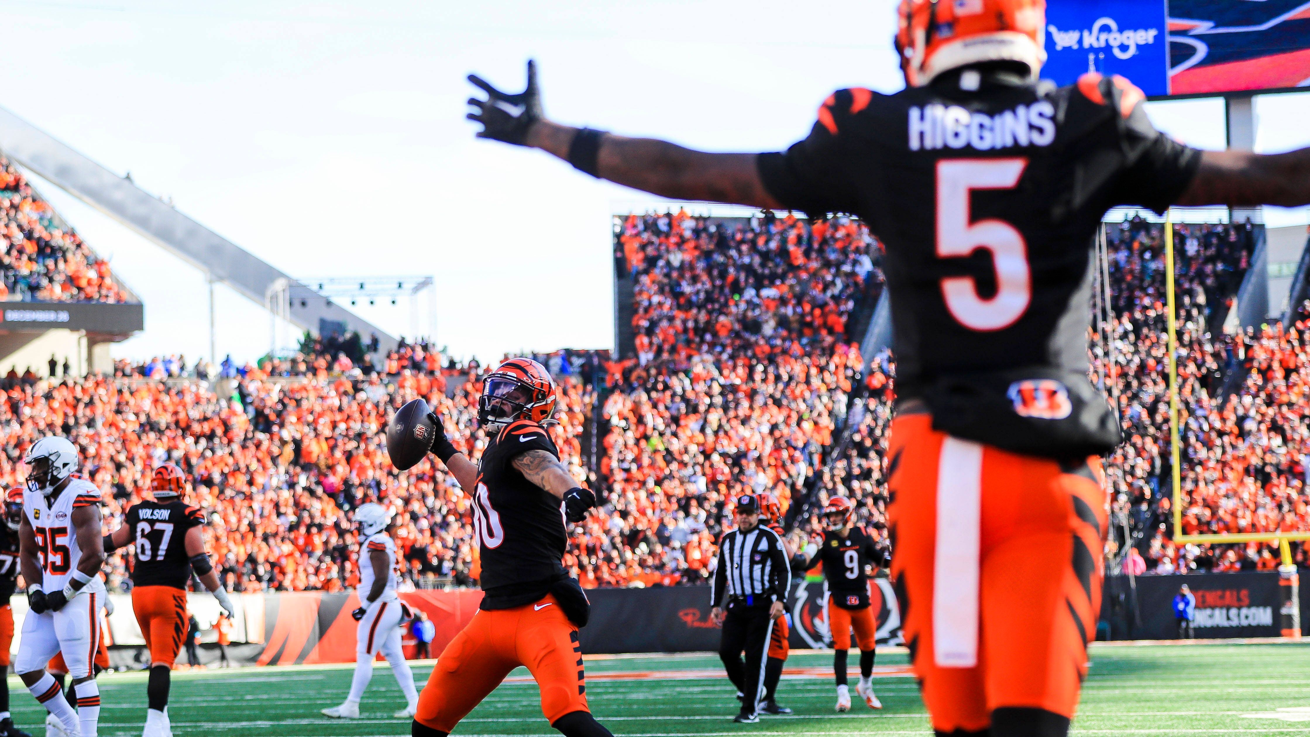 <strong>Cincinnati Bengals 37:34 Cleveland Browns</strong><br>Das hochbezahlte Receiver-Duo um Tee Higgins und Ja’Marr Chase wird von Joe Burrow mustergültig eingesetzt. Dadurch gerät die Quarterback-Masterclass des Routiniers Joe Flacco ebenso in den Hintergrund wie die desolate Vorstellung der Bengals-Defense.