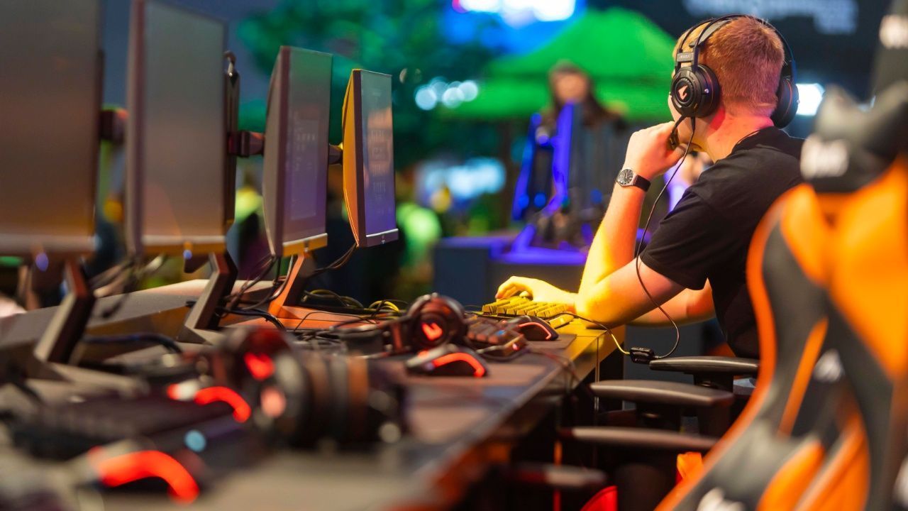 
                <strong>eSport: Die besten Sport-Games für 2020</strong><br>
                Das Coronavirus hält die Sportwelt in Atem. Fast alle Events und Spiele wurden abgesagt oder verschoben. Von Fußball bis Wrestling, in der virtuellen Welt kann man dafür noch ungefährdet zocken. Damit es euch nicht langweilig wird, zeigt ran.de die besten Sport-Spiele für die Konsole und den PC. 
              