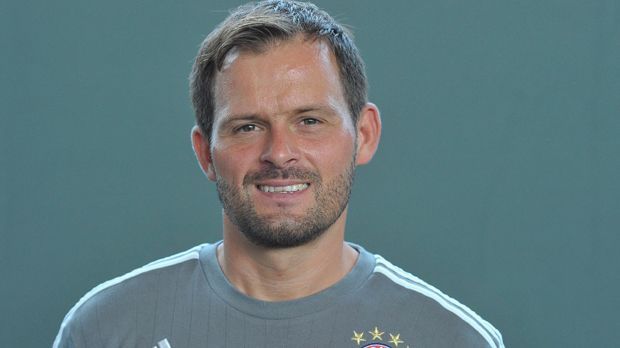 
                <strong>Toni Tapalovic</strong><br>
                Toni Tapalovic: Der kroatische Torwarttrainer kam 2011 gemeinsam mit Manuel Neuer zum FC Bayern. Es ist Tapalovic' erste Station nach seiner aktiven Karriere. Mit Ancelotti erlebt er nach Jupp Heynckes und Guardiola seinen dritten Cheftrainer in München.
              