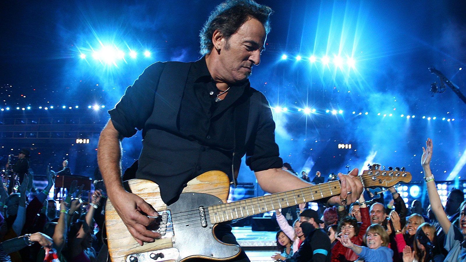 
                <strong>2009: Bruce Springsteen</strong><br>
                Für Jubelstürme im Publikum sorgt 2009 der "Boss" Bruce Springsteen höchstpersönlich. Für die zwölfminütige Show hat der Rockstar jede Menge seiner Hits im Gepäck.
              