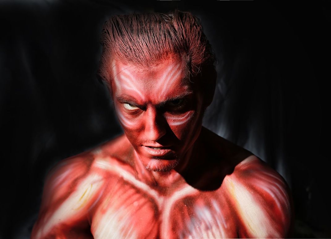 Ein schauriges Kostüm zu Karneval: Der Teufel färbt sein Gesicht und seinen Körper in rote Farbe.