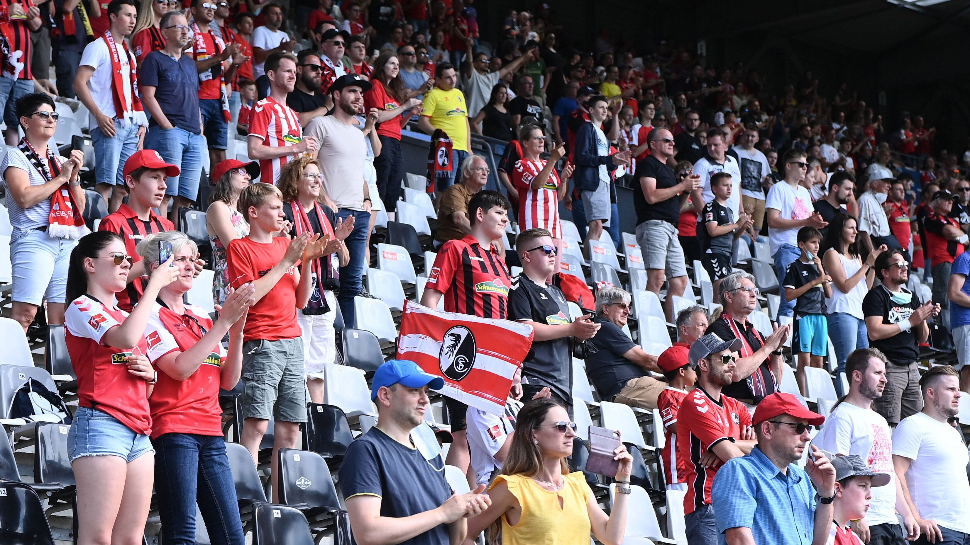 
                <strong>SC Freiburg (Dreisamstadion)</strong><br>
                &#x2022; Anstehende Partie: SC Freiburg gegen Borussia Dortmund (21. August, 15:30 Uhr) -<br>&#x2022; Geplante Auslastung: 10.000 bis 12.000 Zuschauer -<br>Die Angabe der geplanten Zuschauerzahl erfolgte gegenüber ran unter Vorbehalt einer finalen Abstimmung mit dem Gesundheitsamt. Es gilt die 3G-Regel. 
              