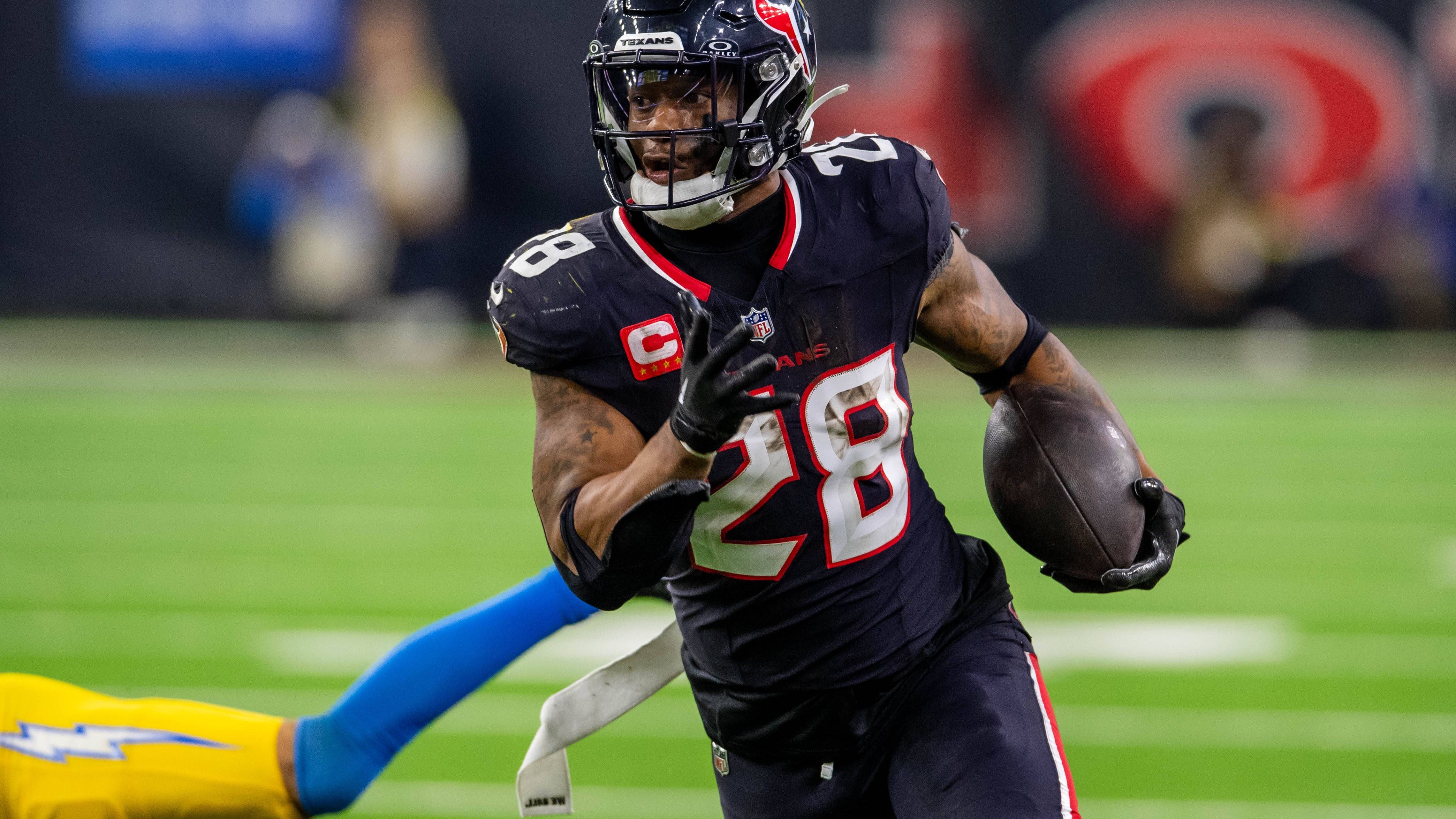 <strong>Joe Mixon (Houston Texans)</strong><br>Die Texans sind beim Gastspiel bei den Kansas City Chiefs am Samstag (<a href="https://www.ran.de/sports/ticker/ma10850768/liveticker?from=%2Flive">ab 22:30 Uhr im Liveticker) </a>auf jeden Topstar angewiesen. Jetzt bangen sie allerdings um den Einsatz von Running Back Joe Mixon. Er wird aufgrund einer Sprunggelenksverletzung als "fraglich" eingestuft. Die Verletzung hat er sich offenbar beim Training am Mittwoch zugezogen, da er am Dienstag noch fit war.