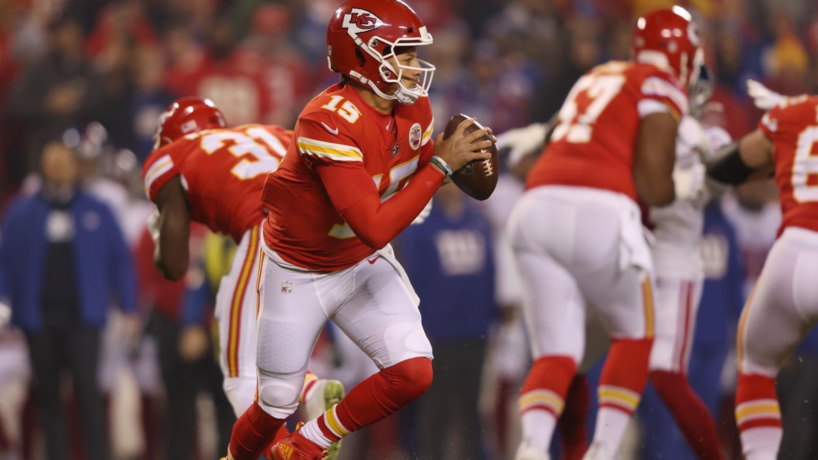 
                <strong>1. Platz: Patrick Mahomes</strong><br>
                &#x2022; Position: Quarterback <br>&#x2022; Team: Kansas City Chiefs <br>&#x2022; Wettquote: -750 (750 Dollar Einsatz = 100 Dollar Gewinn, es werden also 850 Dollar ausgezahlt)<br>
              