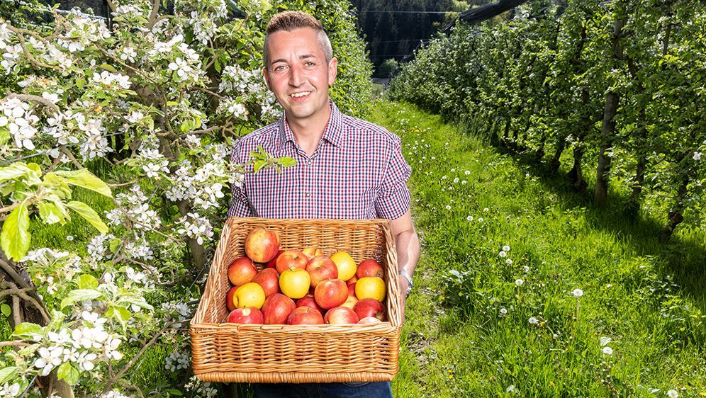 Gemeinsam mit seinem Vater bewirtschaftet er 20 ha Obstplantagen und liebt es in der Natur zu sein.