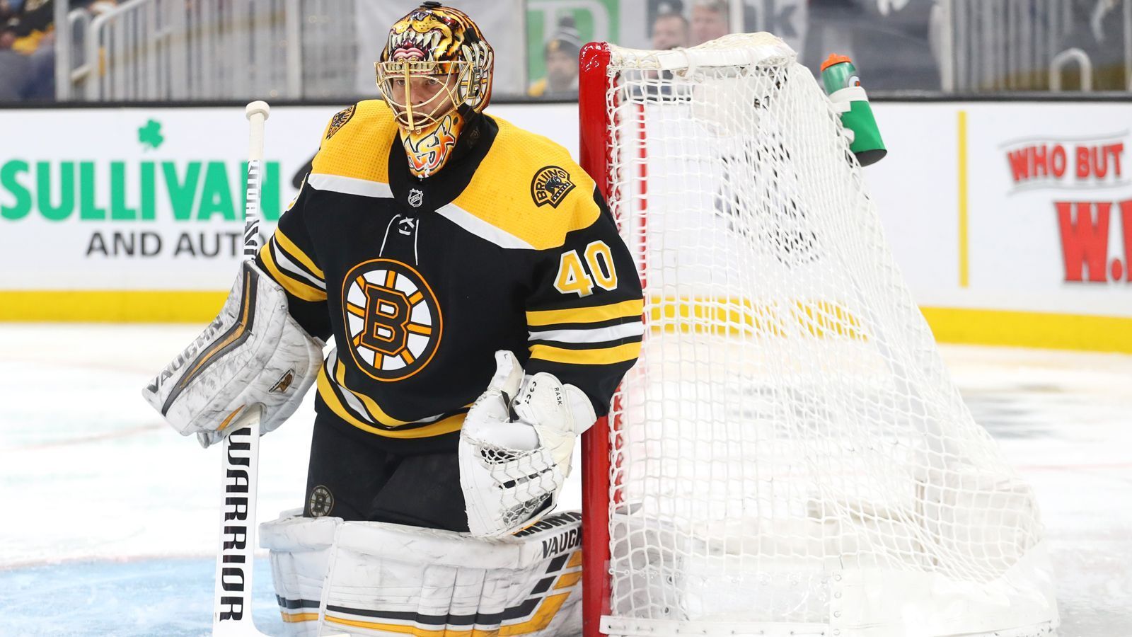 
                <strong>Tuuka Rask (Boston Bruins)</strong><br>
                Wenn es ein Torwart in die MVP-Diskussion schafft, dann Tuuka Rask. Pastrnaks Mitspieler bei den Boston Bruins hat mit 27 zwar nicht so viele Siege aufzuweisen wie Andrej Vasilevski mit 34 bei den Tampa Bay Lightning, seine Fangquote von 92,8 Prozent ist Top 3 und sein Gegentorschnitt von 2,13 das Nonplusultra der Liga. Rask wandelt das eine oder andere Mal auch zwischen Genie und Wahnsinn. Starken Saves folgen kuriose Patzer. Seine Aussichten auf die Hart Trophy sind allerdings eher gering.
              