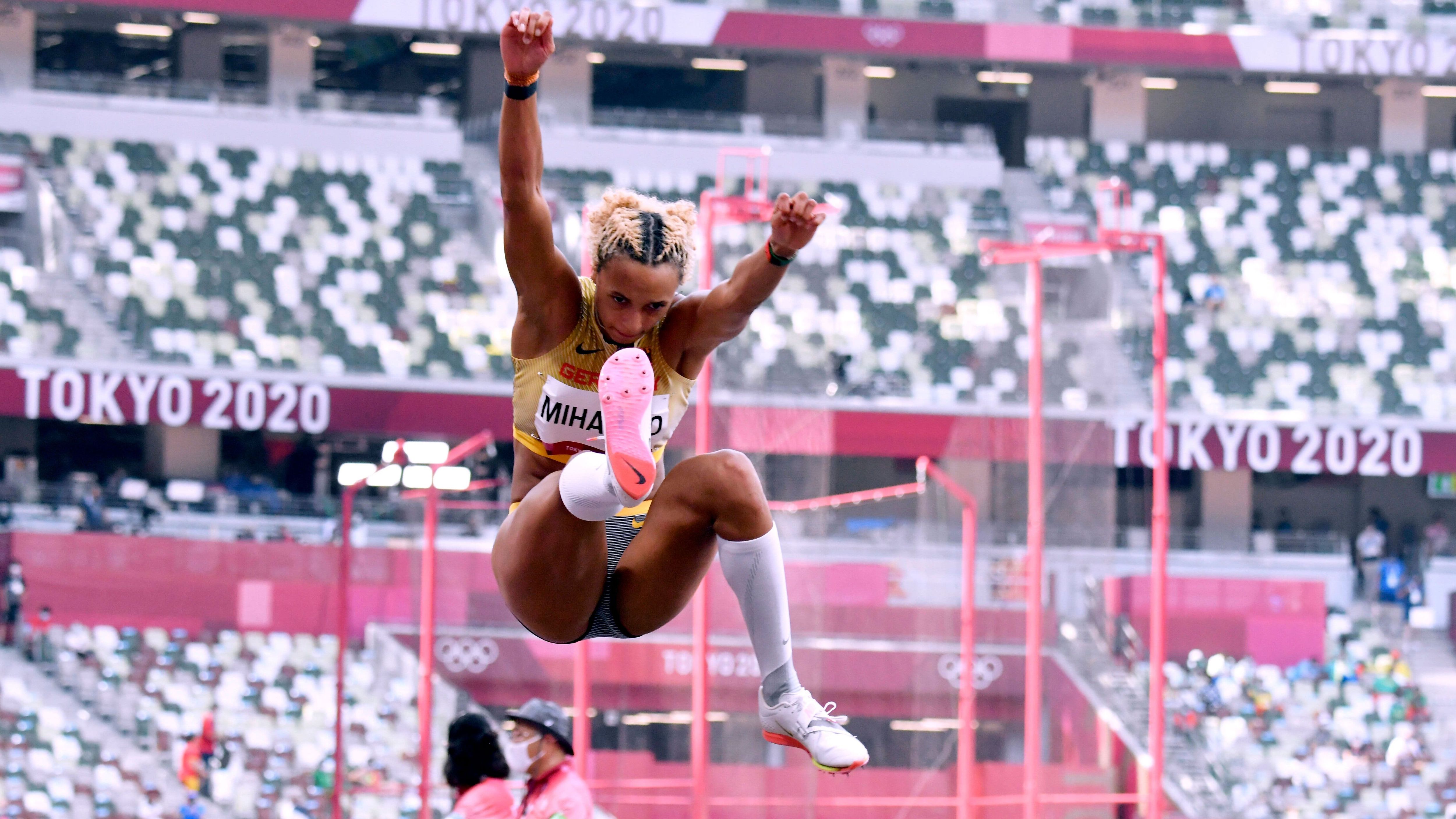 
                <strong>Malaika Mihambo (Weitsprung) </strong><br>
                Für das Finale ist Malaika Mihambo bereits qualifiziert. Die Deutsche zählt im Weitsprung zu den großen Favoritinnen auf den Olympiasieg und ist als amtierende Welt- und Europameisterin angereist. Nun will sie auch in Tokio zeigen, dass sie auf den Thron der Weitspringerinnen gehört. Mit einer Bestleistung von 7,30 Metern ist die 27-Jährige ganz vorne mit dabei. Am Dienstag um 03:50 Uhr muss sie sich dann unter anderem gegen die amtierende Olympiasiegerin Brittney Reese aus den USA durchsetzen. 
              