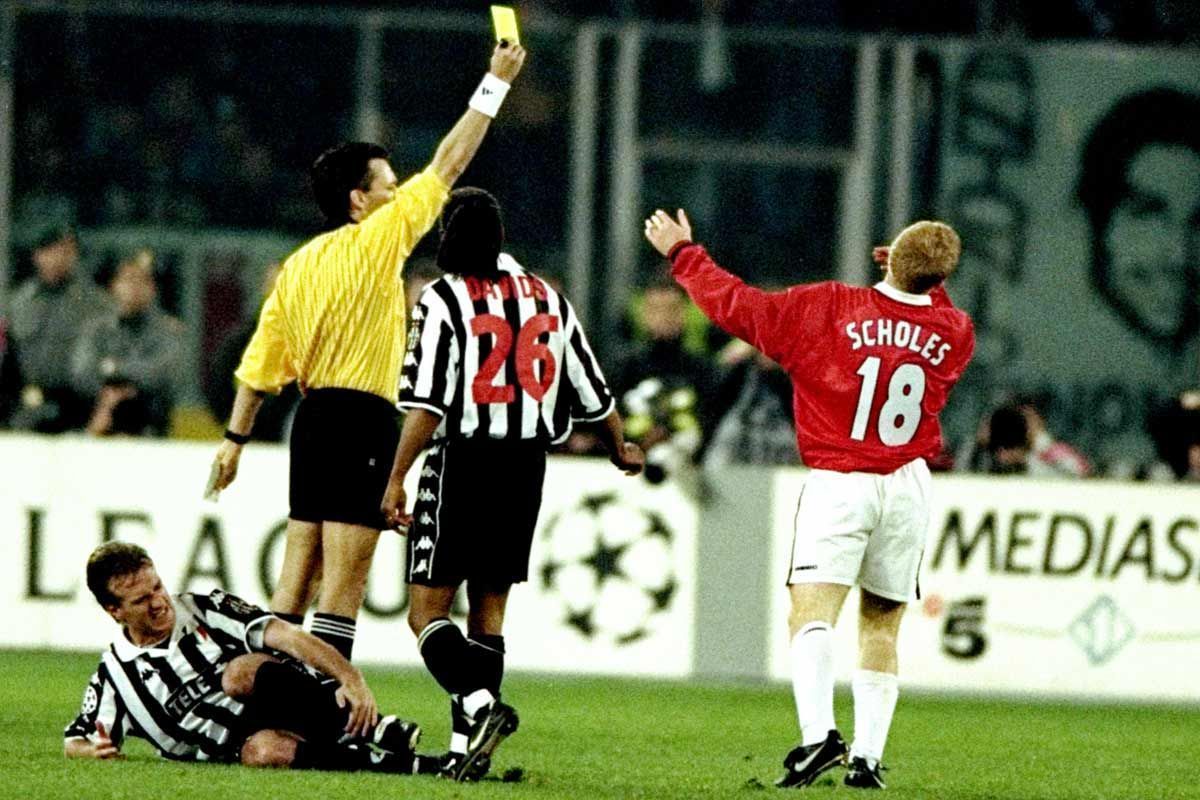 
                <strong>Paul Scholes und Roy Keane</strong><br>
                Gelbsperren im Doppelpack: Paul Scholes (r.) und Roy Keane müssen im Champions-League-Finale 1999 gegen den FC Bayern zusehen, nachdem sie im Halbfinale gegen Juventus Turin die zweite Gelbe Karte erhalten.
              