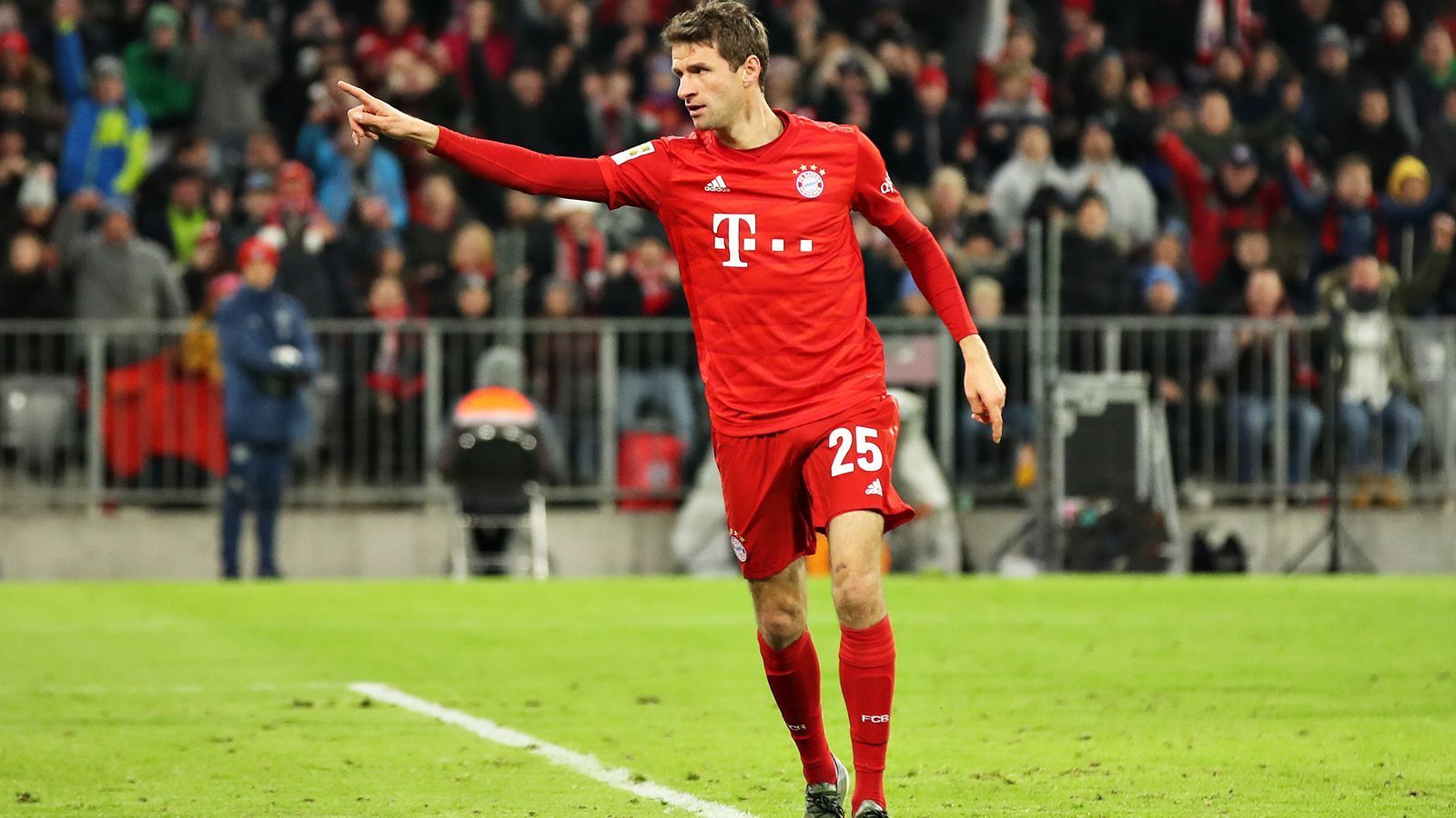 
                <strong>Thomas Müller</strong><br>
                Das Eigengewächs kommt Mitte der zweiten Hälfte für den schwachen Goretzka. Wenig später legt er Lewandowskis 4:1 mustergültig auf und macht nur drei Minuten später selbst sein Tor. ran-Note: 1
              