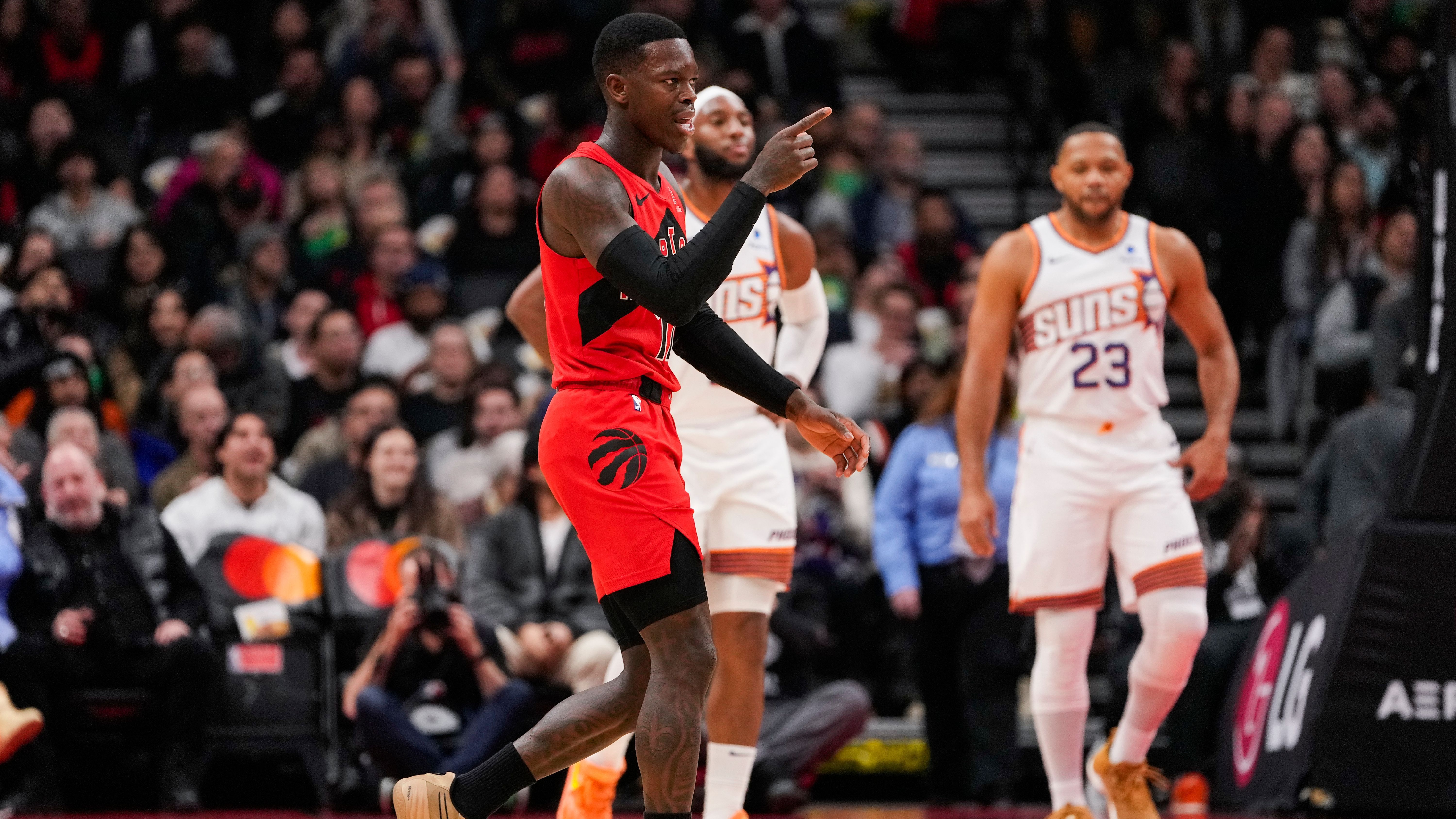 <strong>Dennis Schröder (Toronto Raptors)</strong><br>Lediglich seine Quote aus dem Feld könnte mit 43,5 Prozent etwas besser sein. Der Weltmeister-Kapitän hat aber auf jeden Fall gezeigt, dass seine Verpflichtung gelohnt hat.<br>Vielleicht können die Raptors die oft guten Leistungen auch endlich mal mehr in gute Ergebnisse umwandeln. Denn die Playoffs sind nicht so weit weg im Osten, wie es im Moment aussehen mag.