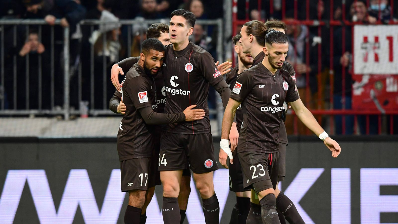 Zweite Liga St Pauli Wieder Zur Ck Auf Platz Eins