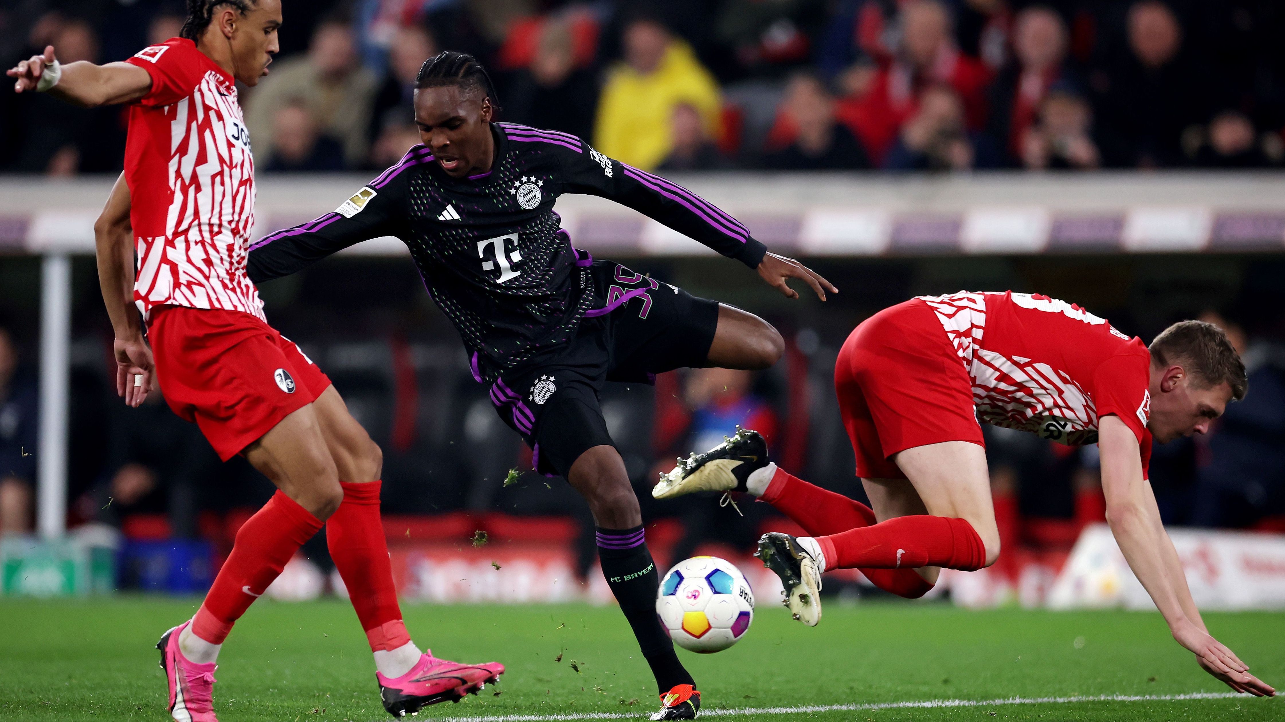 <strong>Einzelkritik: Die Noten der Bayern-Stars in Freiburg</strong><br>Später Rückschlag für den FC Bayern im Kampf um die Meisterschaft: Die Münchner kassieren beim SC Freiburg kurz vor Schluss das 2:2, so dass Tabellenführer Bayer Leverkusen mit einem Sieg am Sonntag den Vorsprung auf zehn Punkte ausbauen könnte. Immerhin überzeugten beim FCB zwei Youngster. Dafür war die Leistung zweier Routiniers ziemlich schwach.&nbsp;&nbsp;<em><strong>ran</strong></em> zeigt die Noten der Bayern.