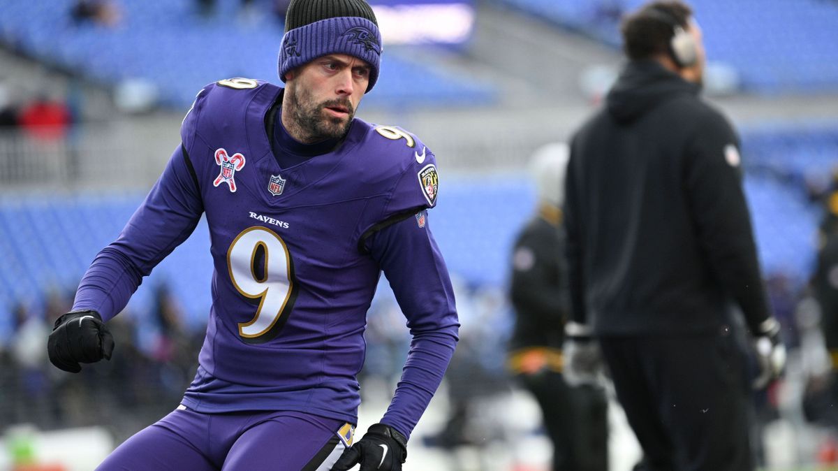 NFL, American Football Herren, USA Pittsburgh Steelers at Baltimore Ravens Dec 21, 2024; Baltimore, Maryland, USA; Baltimore Ravens place kicker Justin Tucker (9) warms up in the end zone before th...