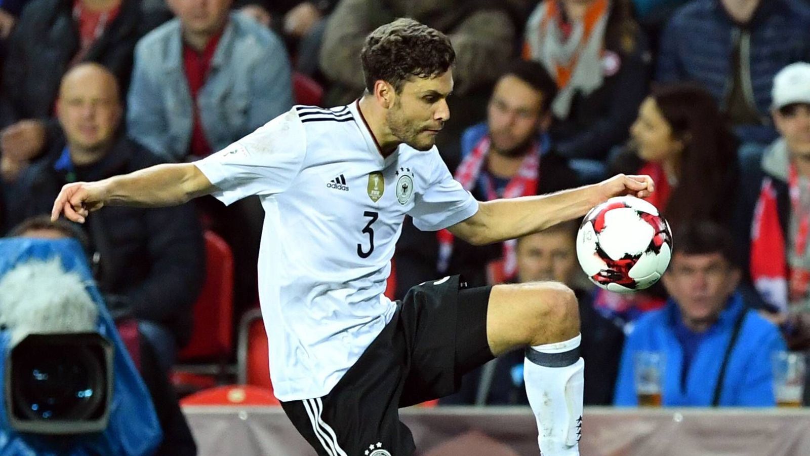 
                <strong>Jonas Hector</strong><br>
                Nummer 3: Jonas Hector (1. FC Köln), Abwehr, 28 Jahre, 40 Länderspiele, 3 Tore
              