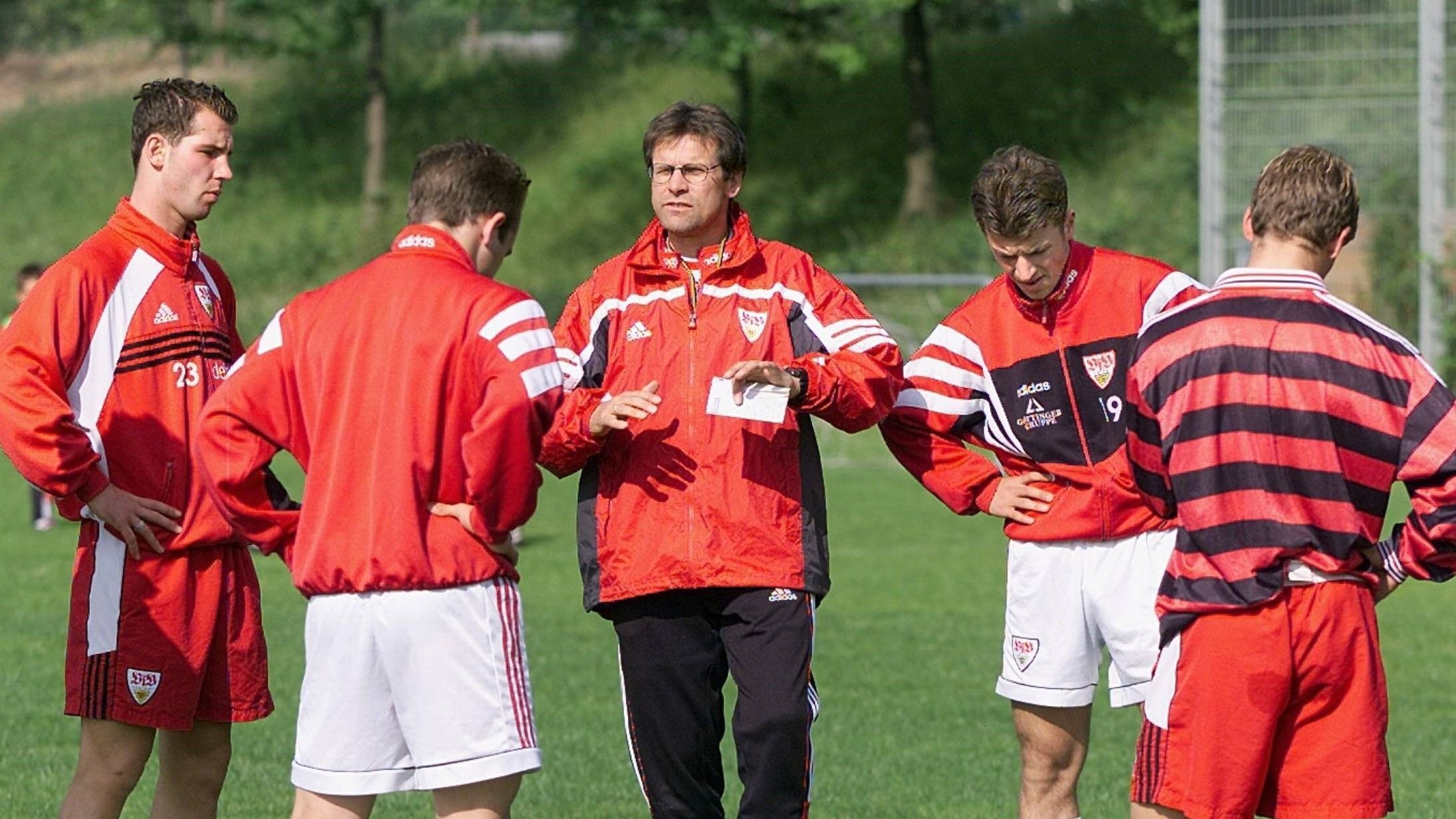 
                <strong>Tuchels Weg im Fußball</strong><br>
                Nach dem Karriere-Aus wurde aus dem Fußballer Tuchel ein Student. Er forderte sich selbst heraus, studierte das für ihn untypische BWL und schaffte das Diplom. Nebenher jobbte er in einer Bar. Doch der Fußball hatte weiter eine magnetische Wirkung auf ihn. Rangnick lotste Tuchel in die Jugendabteilung des VfB Stuttgart, wo er Hermann Badstuber (Foto) kennenlernte. Der mittlerweile verstorbene Vater des ehemaligen Bayern-Spielers Holger Badstuber wurde zum Mentor für Tuchel und die vielleicht wichtigste Figur in seiner jungen Trainerkarriere.
              