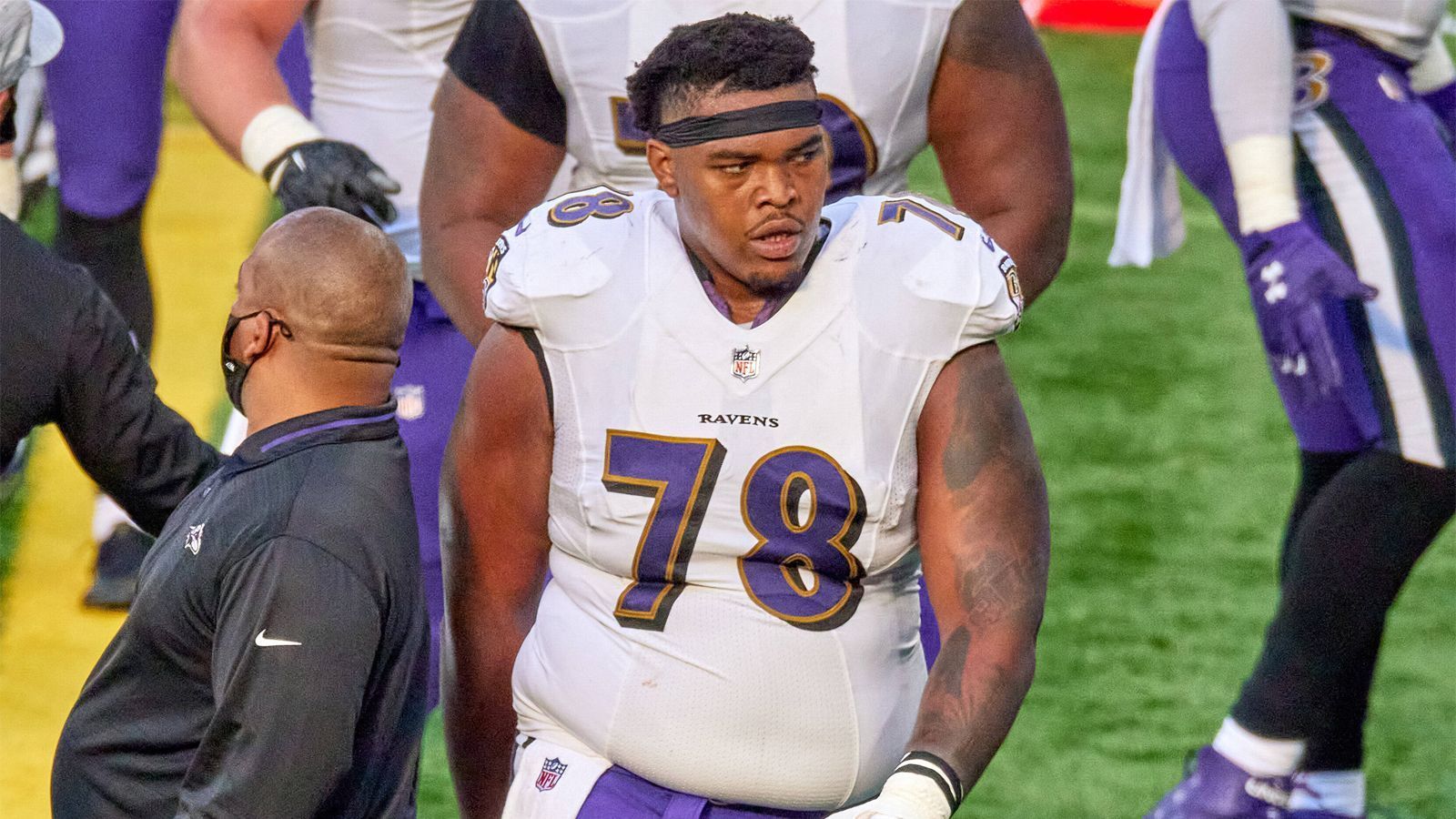 
                <strong>Orlando Brown</strong><br>
                Der 24 Jahre alte Tackle spielte in den vergangenen drei Saisons für die Baltimore Ravens und wurde dabei sowohl 2019 als auch 2020 in den Pro Bowl gewählt. Während er bei den Ravens meist auf der rechten Seite spielte, wird er bei den Chiefs wohl auf die linke Seite wechseln. Für Brown und zwei weitere Picks gaben die Chiefs einen Erstrundenpick sowie drei weitere Picks in den Jahren 2021 und 2022 ab.
              