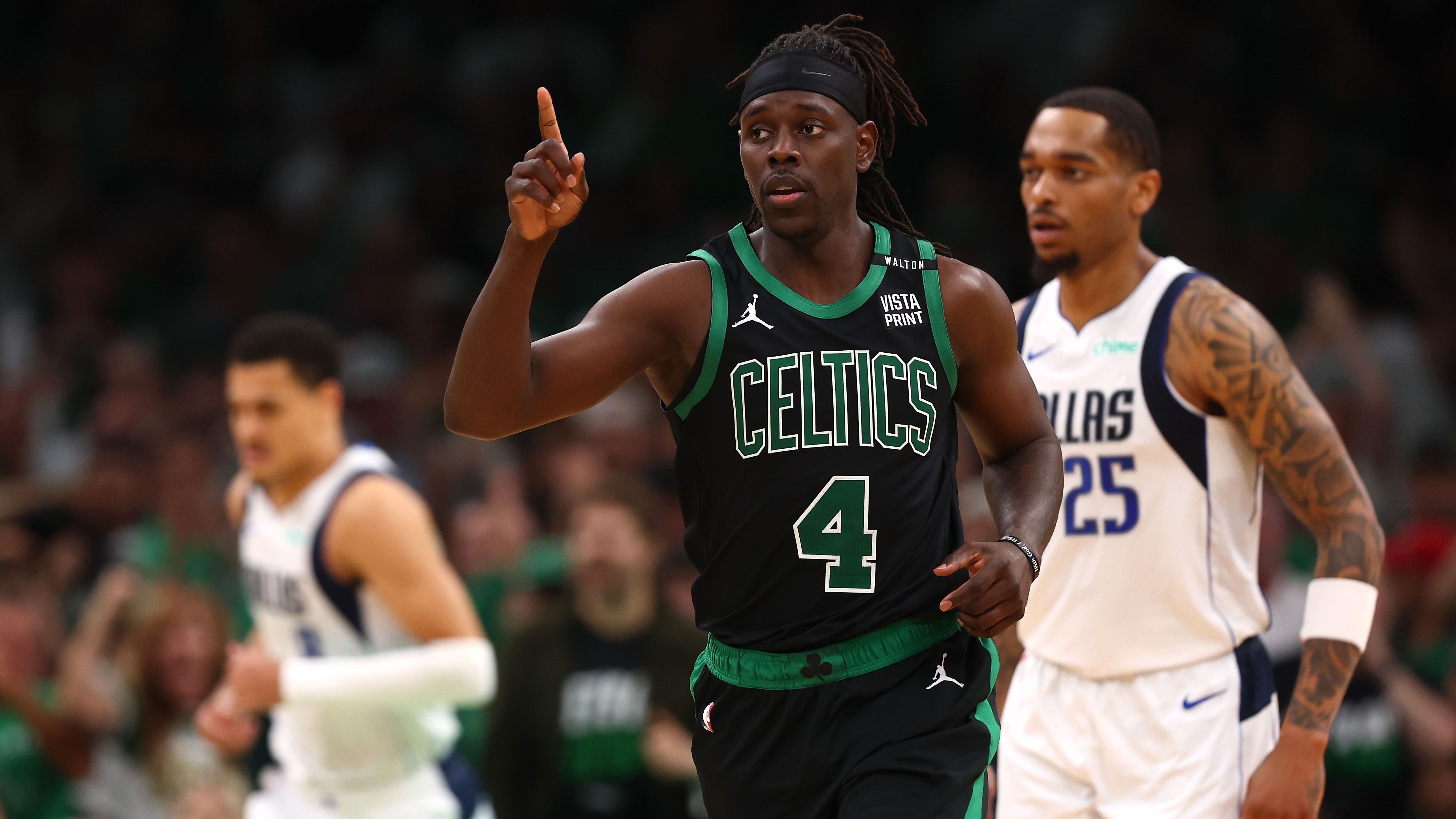 <strong>Defensive Player of the Finals: Jrue Holiday</strong><br>In den ersten beiden Spielen sah es fast danach aus, als wäre Holiday der beste Spieler Bostons. Durch seine konstant physische Verteidigung ist quasi kein Matchup ein Missmatch für den 1,93 Meter großen Guard. Zudem überzeugt er auch Offensiv mit konstantem Shotmaking. Was auch oft übersehen wird: Holiday hat bisher keinen einzigen Turnover!