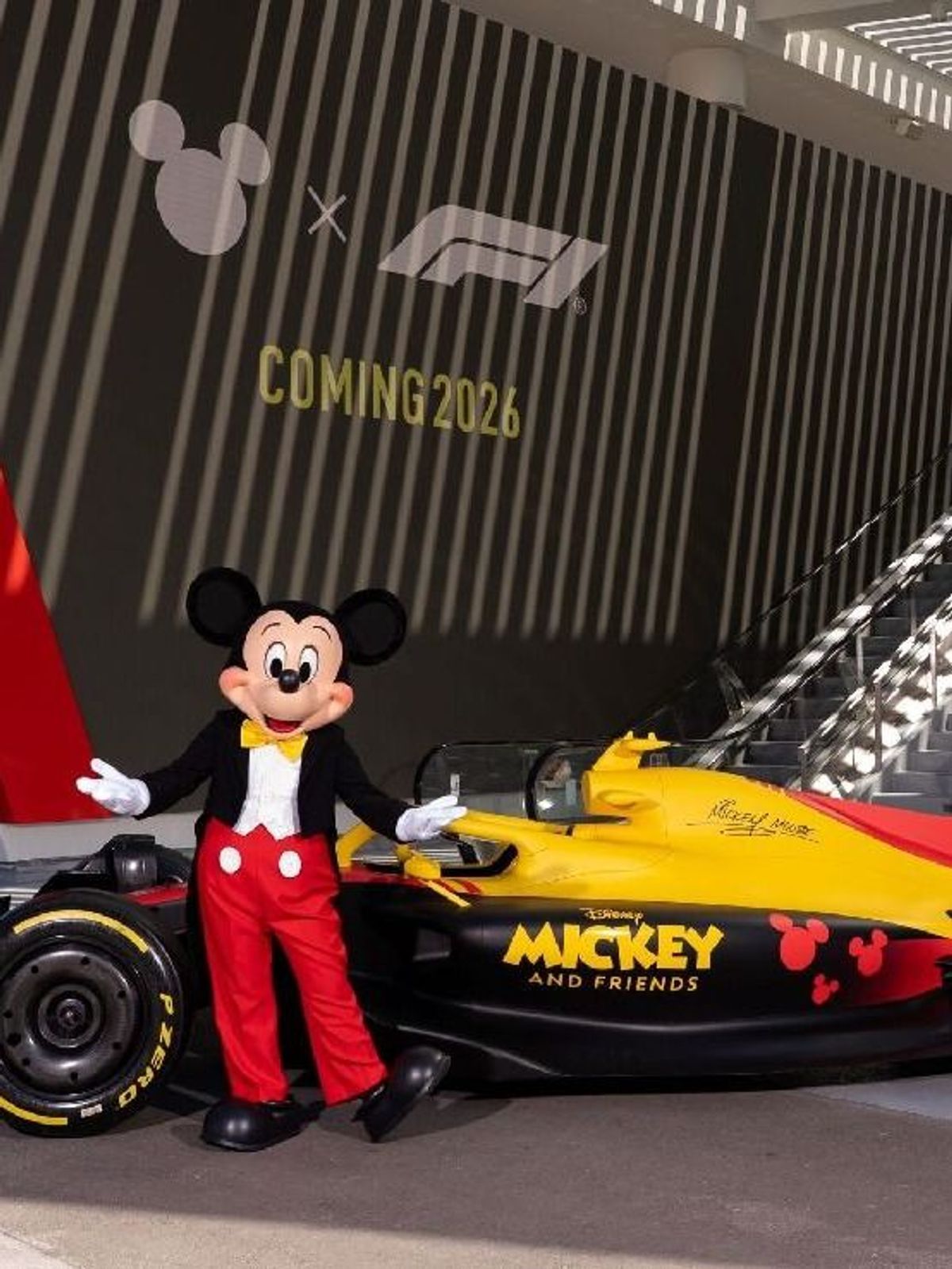 Micky Maus wäre ein bisschen zu groß, um selber zu fahren