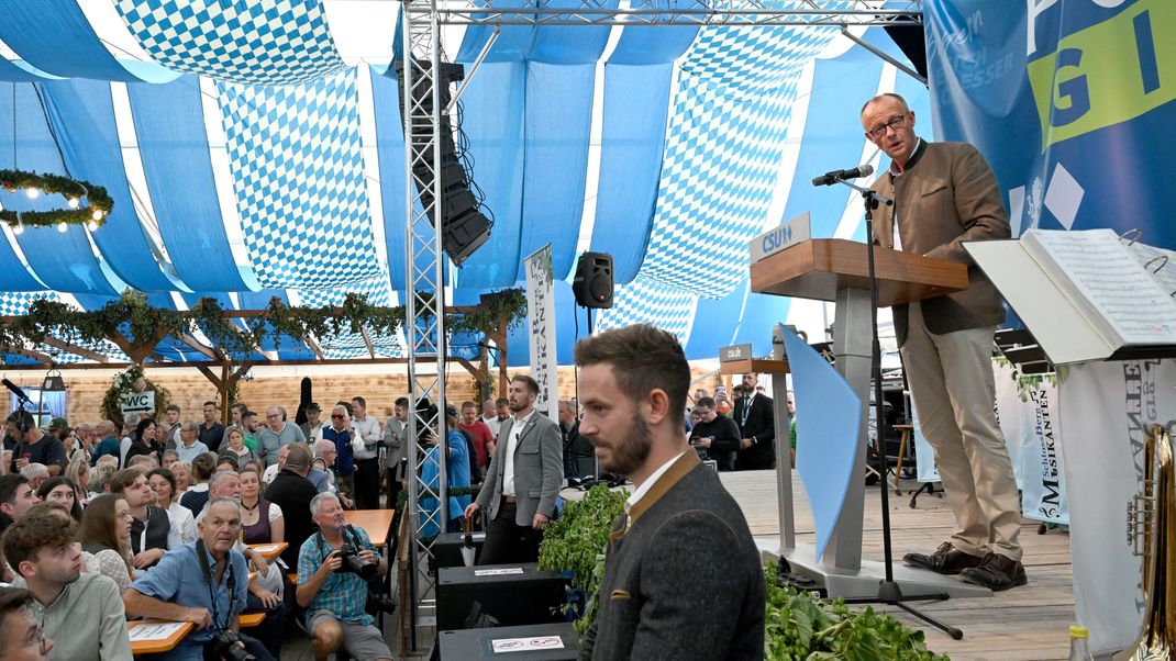 Friedrich Merz, Bundesvorsitzender der CDU, steht beim Politischen Frühschoppen Gillamoos auf der Bühne. 