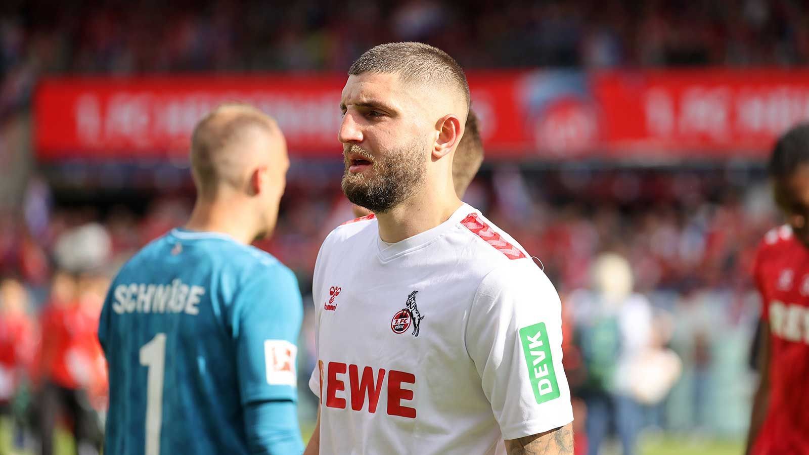 <strong>Jeff Chabot (VfB Stuttgart)</strong><br>Der VfB Stuttgart bastelt weiter an seinem CL-Kader und landet den nächsten Transfercoup! Innenverteidiger Jeff Chabot kommt von Bundesliga-Absteiger Köln - und das zum Schnäppchenpreis. Die Schwaben zogen die Ausstiegsklausel in Höhe von kolportierten 4,5 Millionen Euro.