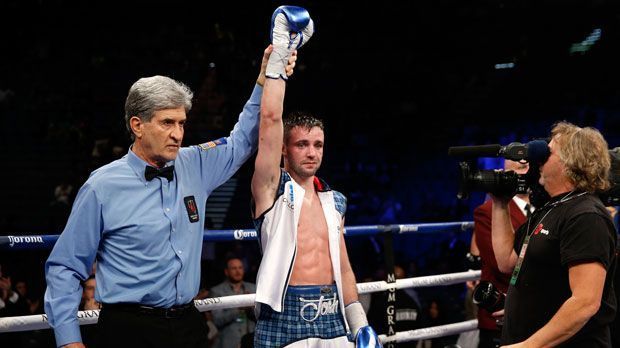 
                <strong>Josh Taylor (26)</strong><br>
                Spätestens nach seinem Sieg gegen Ohara Davies gilt "The Tartan Tornado" als einer der heißesten Nummer im Superleichtgewicht. Der Rechtsausleger aus England hat noch mehr Power in den Fäusten als sein Kontrahent. Erst einmal musste er in seiner Karriere über die volle Distanz gehen. Seine Bilanz: 10:0.
              