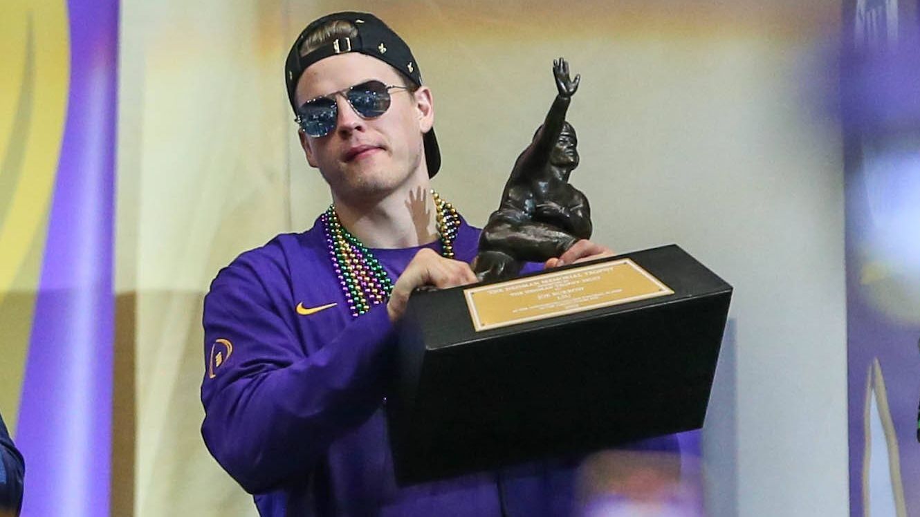 
                <strong>Joe Burrow (LSU): Schwächen</strong><br>
                Sein Talent ist unumstritten, doch auch der beste Quarterback im Draft hat seine Schwächen. So hat er laut den Scouts einen etwas schwächeren Arm, wodurch er nicht die absolute Top-Range wie ein Patrick Mahomes oder Aaron Rodgers erreicht. Zudem hat er noch Defizite beim Verhalten in der Pocket. Hier will er zu oft den perfekten Pass finden und wartet deshalb zu lange mit dem Ball in der Hand. Falls er wie erwartet von den Bengals gedraftet wird, erwartet ihn dort keine besonders gute Offensive Line, weshalb er schnell lernen muss, den Ball früher loszuwerden. Sein letztes Jahr am College war überragend, doch nun wartet ein anderes Niveau. Er profitierte auch vom vertikalen Spielstils seiner Offensive.
              