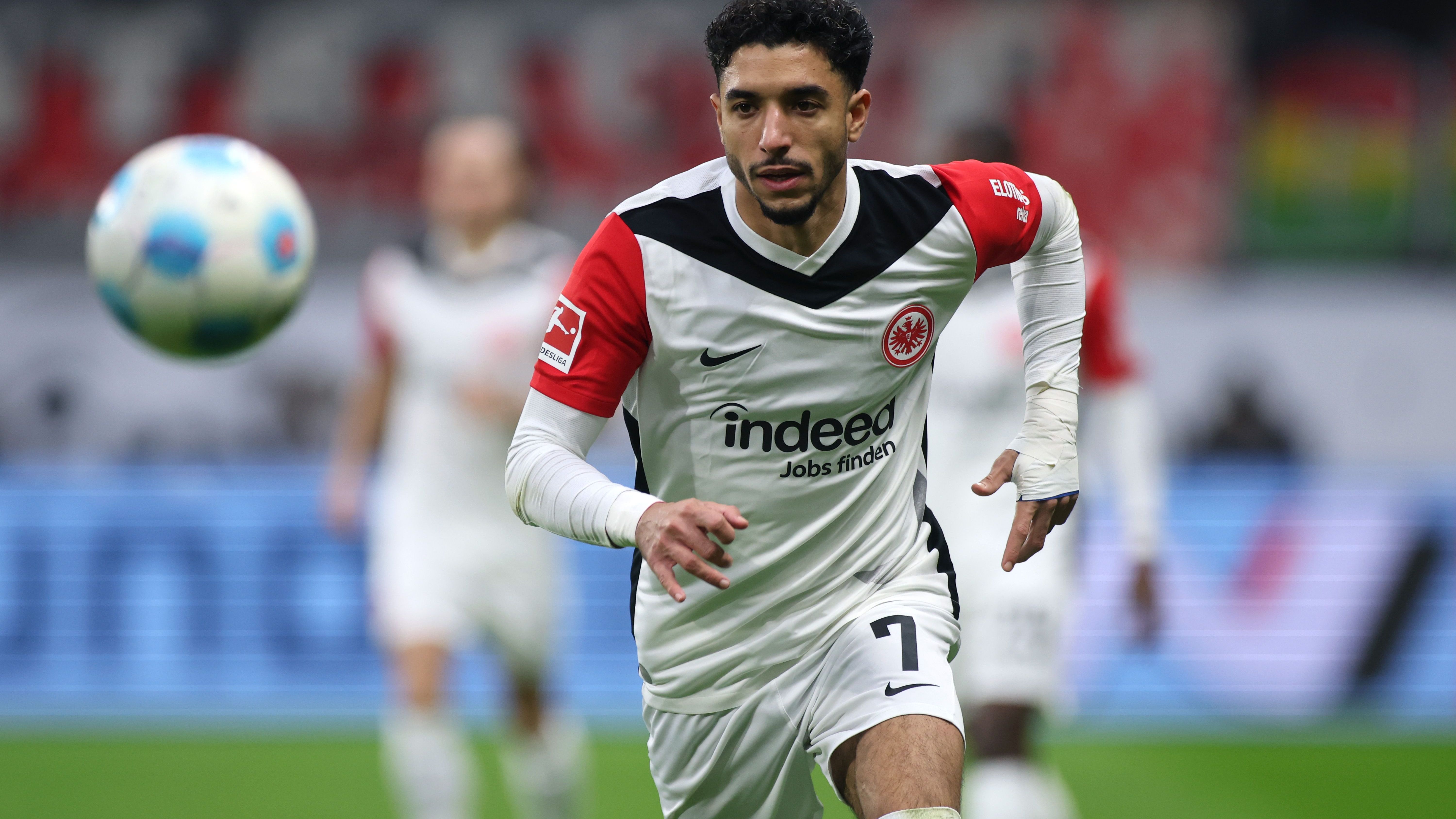 <strong>Omar Marmoush (Eintracht Frankfurt)</strong><br>Omar Marmoushs Winter-Wechsel zu Manchester City wird immer konkreter. Laut "Sky" seien die Gespräche zwischen City und dem Management des Ägypters bereits weit fortgeschritten. Eine endgültige Einigung stehe zwar noch aus, aber Marmoush sei trotz seiner Liebe zu Frankfurt offen für die einmalige Chance eines Wechsels. Angeblich bietet City ihm einen langfristigen Vertrag bis 2029 oder 2030.