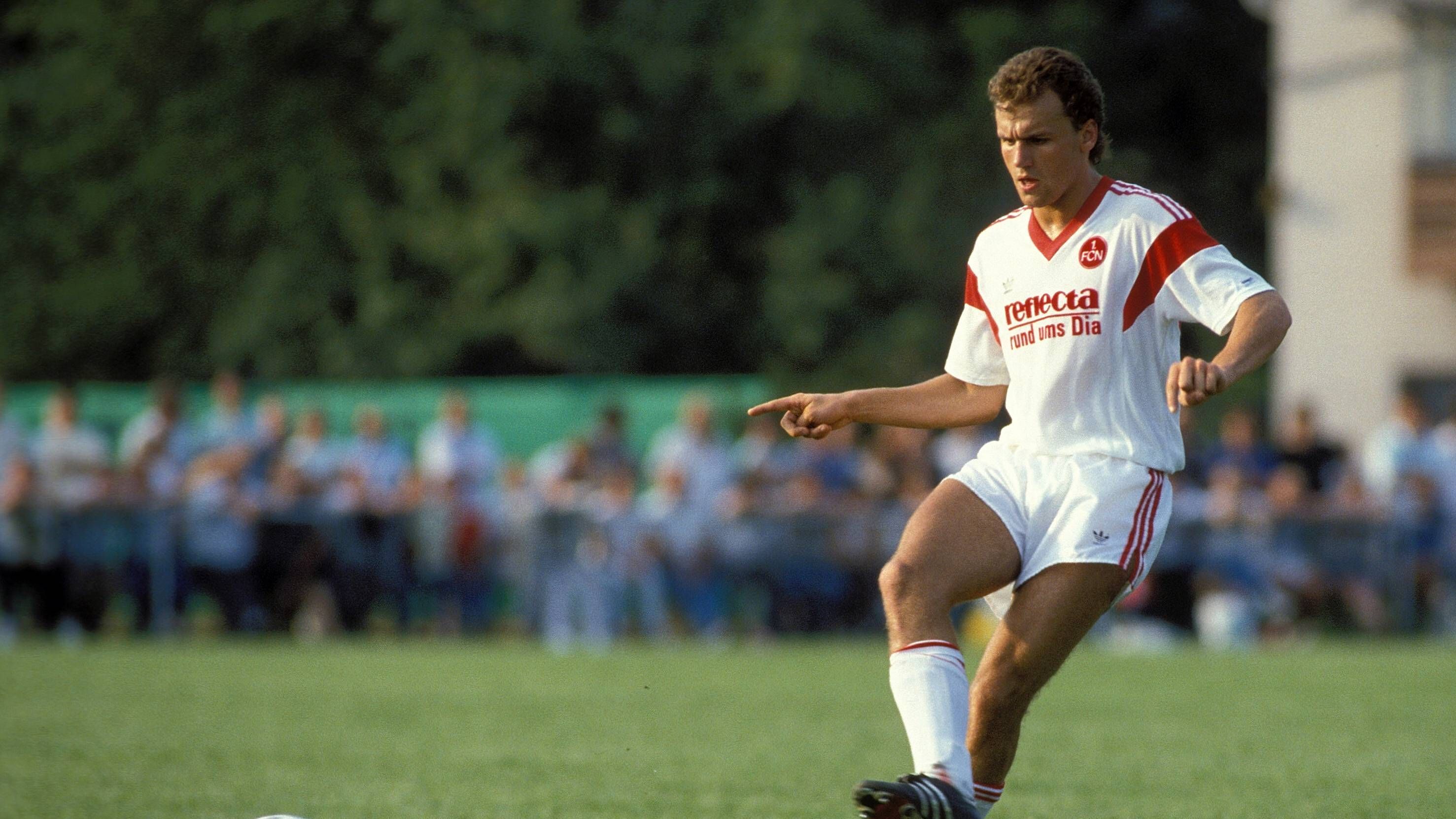 <strong>Martin Schneider</strong><br>Als Mittelfeld-Mann war er mit sechs WM-Einsätzen ebenfalls gefragt. Durchlief alle Jugend-Nationalmannschaften und war danach mit 379 Einsätzen ein Dauergast in der Bundesliga. Dort spielte er zwischen 1987 und 2001 für Borussia Mönchengladbach, den 1. FC Nürnberg und den MSV Duisburg. Seine Karriere beendete er 2003.