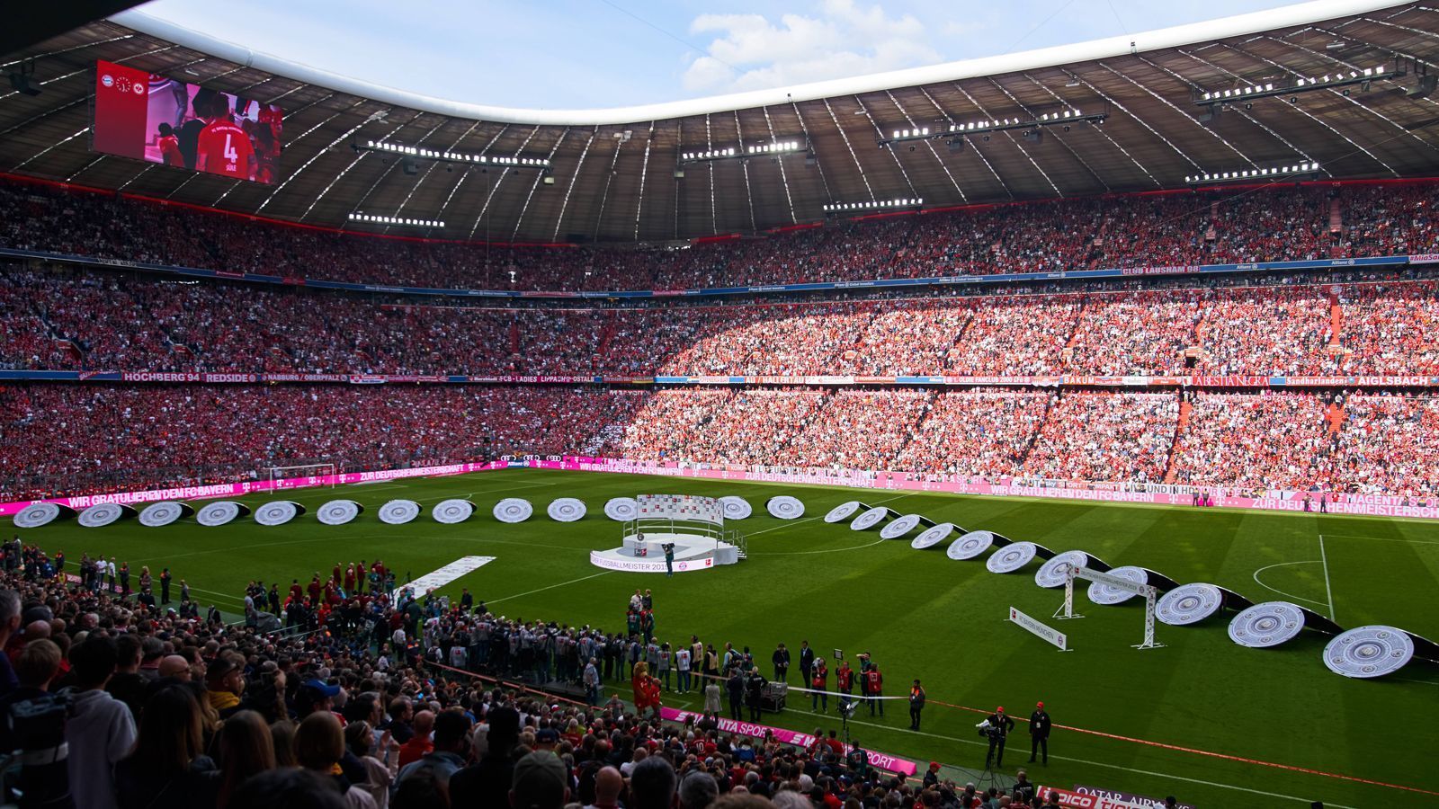 
                <strong>Platz 3: Allianz Arena (FC Bayern München)</strong><br>
                4,6 Sterne (35.317 Bewertungen)
              