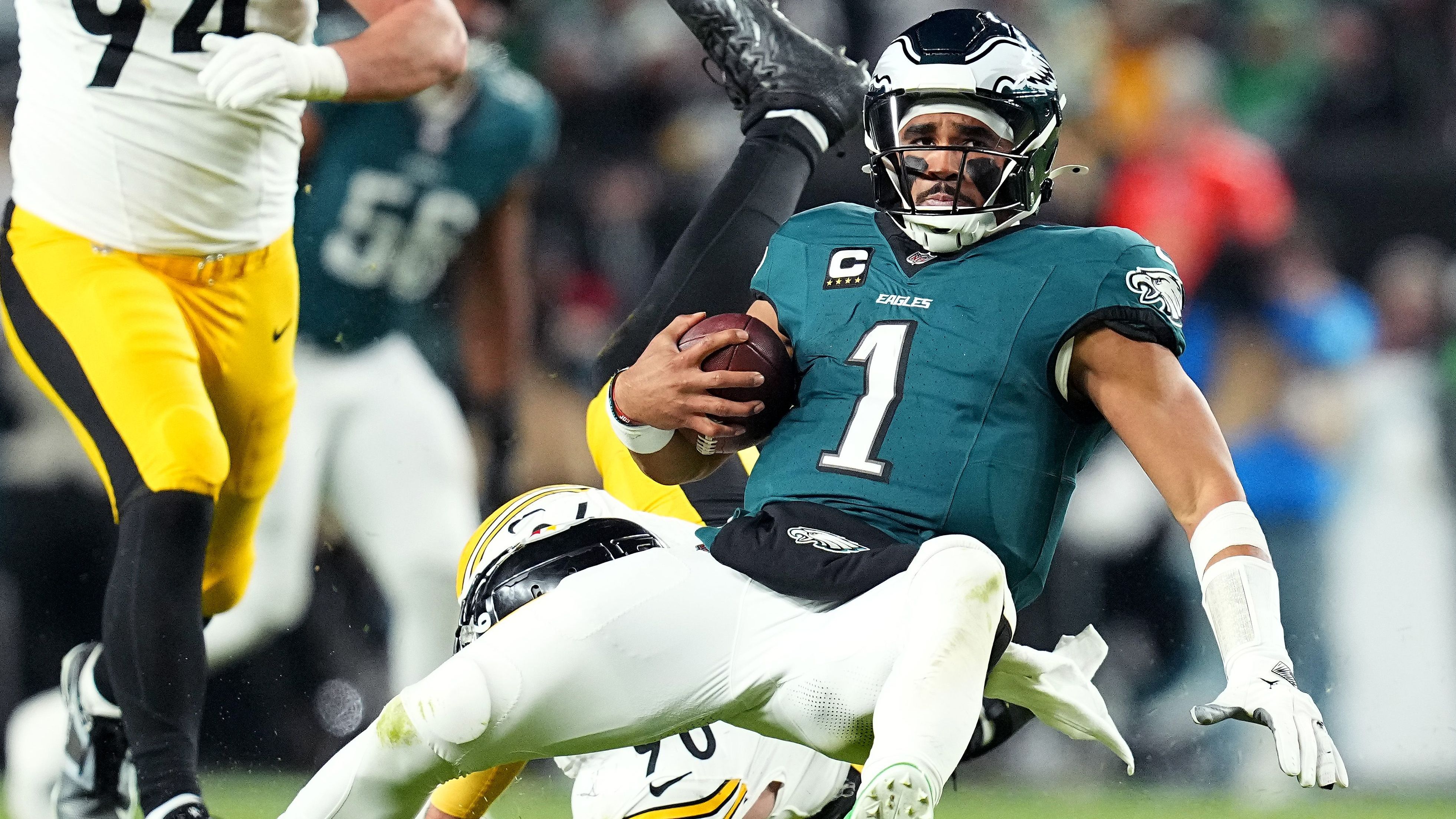 <strong>Hurts kassiert Strafe wegen falscher Schuhfarbe</strong><br>Jalen Hurts muss 5.628 US-Dollar Strafe an die NFL blechen. Der Grund: Der Star-Quarterback der Philadelphia Eagles hatte im vergangenen Spiel gegen die Pittsburgh Steelers ein Paar Schuhe mit unterschiedlichen Farben an. Wäre das nicht schon kurios genug, wird die Strafe aber nicht darin begründet, dass es unterschiedliche Farben waren, sondern ...