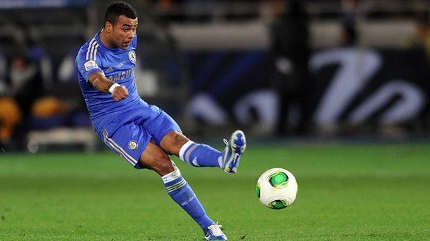 
                <strong>Linksverteidiger: Ashley Cole</strong><br>
                Linksverteidiger: Ashley Cole. 229 Spiele bestritt der Engländer für den FC Chelsea. "Er konnte beides gut: attackieren und die attackierenden Spieler stoppen", sagt Zidane. Ashley Cole spielt mittlerweile bei L.A. Galaxy.
              