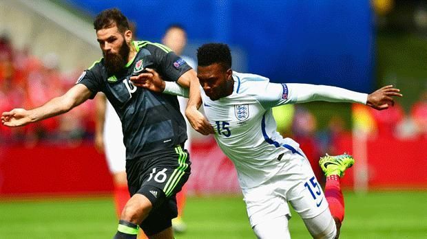 
                <strong>Daniel Sturridge</strong><br>
                Daniel Sturridge: Englands Held. Mit ihm kam in den zweiten 45 Minuten endlich mehr Bewegung ins statische Spiel der Engländer. Bereitete den Ausgleich durch Vardy vor und erzielte den Siegtreffer. Sorgte zudem auch sonst für Gefahr. ran-Note: 1
              