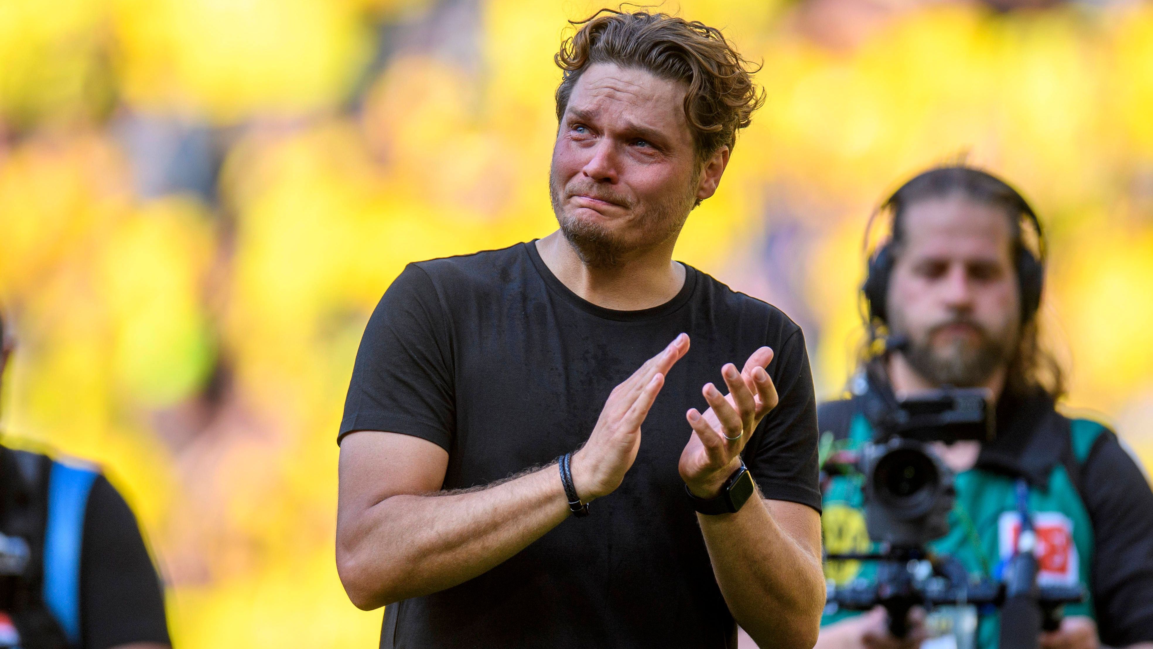 <strong>BVB: Mai 2023 – Schwarz-gelbes Tränenmeer</strong><br>So nah dran am Titel wie seit 2012 nicht mehr. So euphorisiert wie seit Ewigkeiten nicht mehr. Das wird sich Dortmund doch nicht mehr nehmen lassen? Doch die BVB-Spieler wirken im Finale gegen Mainz wie gelähmt. Nichts will gelingen, Mainz führt schnell mit 2:0, Haller verschießt einen Elfer – und Bayern gewinnt in Köln. Der späte Ausgleich reicht nicht.