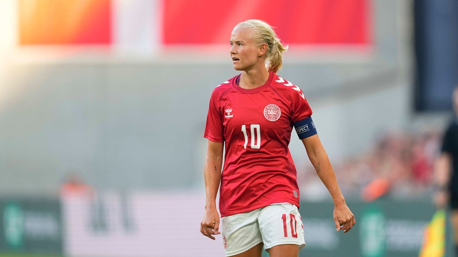 
                <strong>Pernille Harder: Der teuerste Transfer im Frauen-Fußball</strong><br>
                Die dänische Nationalspielerin Pernille Harder war bis zum Jahre 2020 für den VfL Wolfsburg aktiv, wechselte dann allerdings nach England zum FC Chelsea. Dafür wurde laut "Bild" eine Ablöse zwischen 350.000 und 500.000 Euro bezahlt. Dies ist der teuerste Transfer, der im Frauen-Fußball bislang stattfand. Innerhalb der Bundesliga hingegen sind Ablösesummen eine absolute Seltenheit.  
              