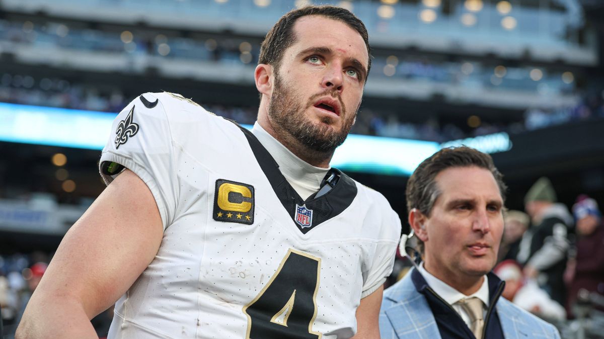 NFL, American Football Herren, USA New Orleans Saints at New York Giants Dec 8, 2024; East Rutherford, New Jersey, USA; New Orleans Saints quarterback Derek Carr (4) walks off the field after field...